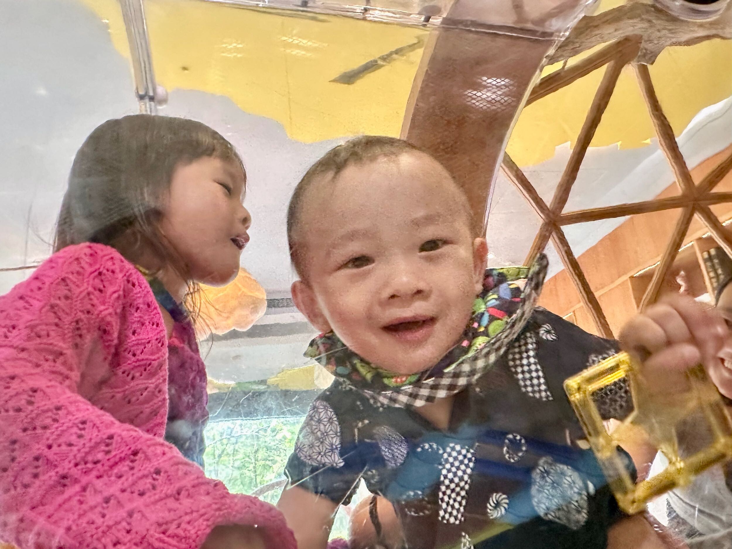 孩子在雲品酒店遊戲室探索