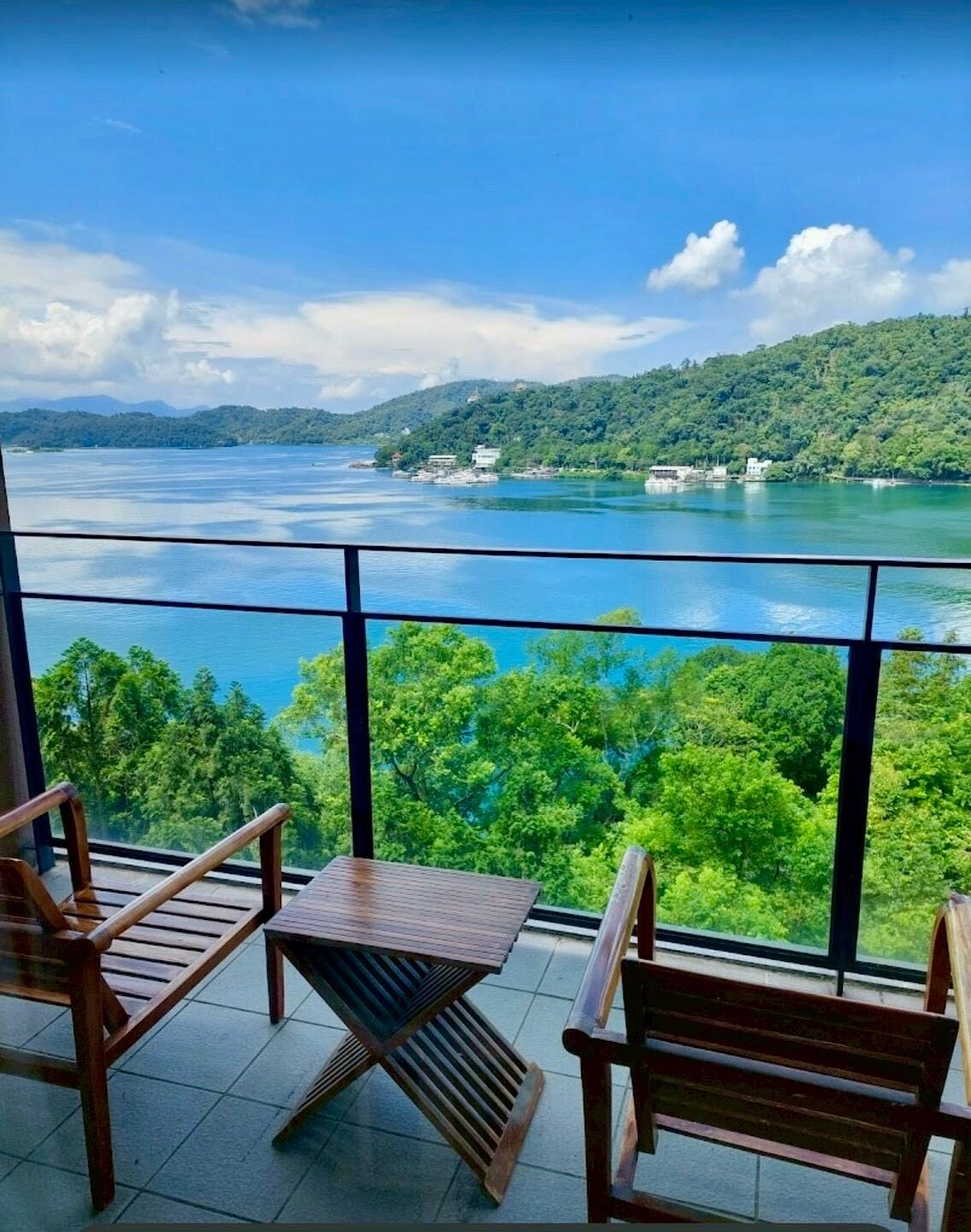 父母牽著孩子體驗旅行的自由