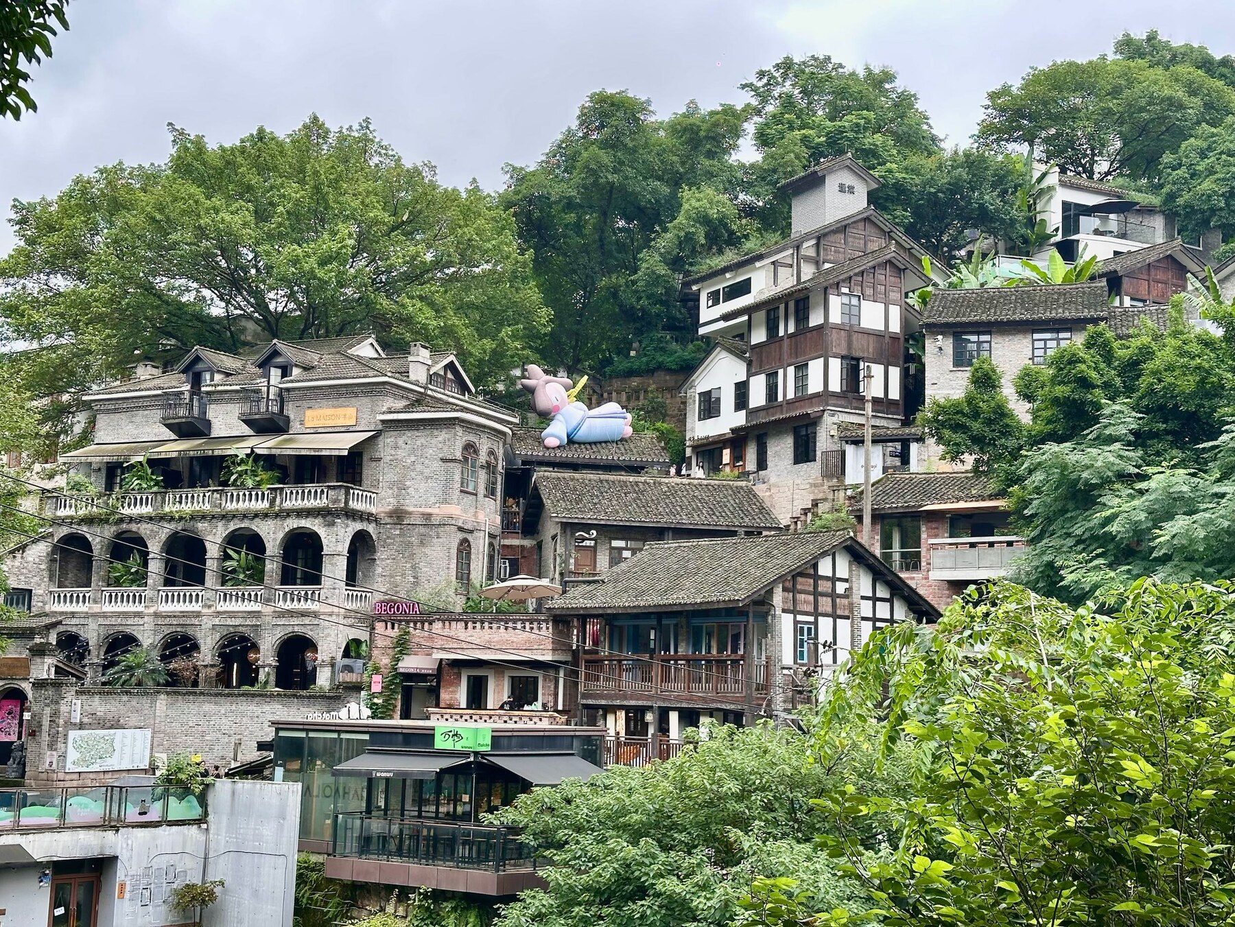 重慶山城建築在不同高度連接多層街道