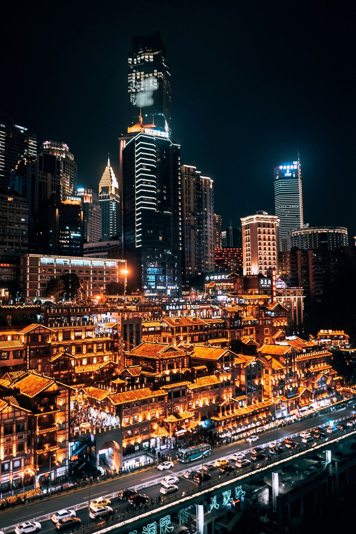重慶高樓與山城地形交織的立體夜景