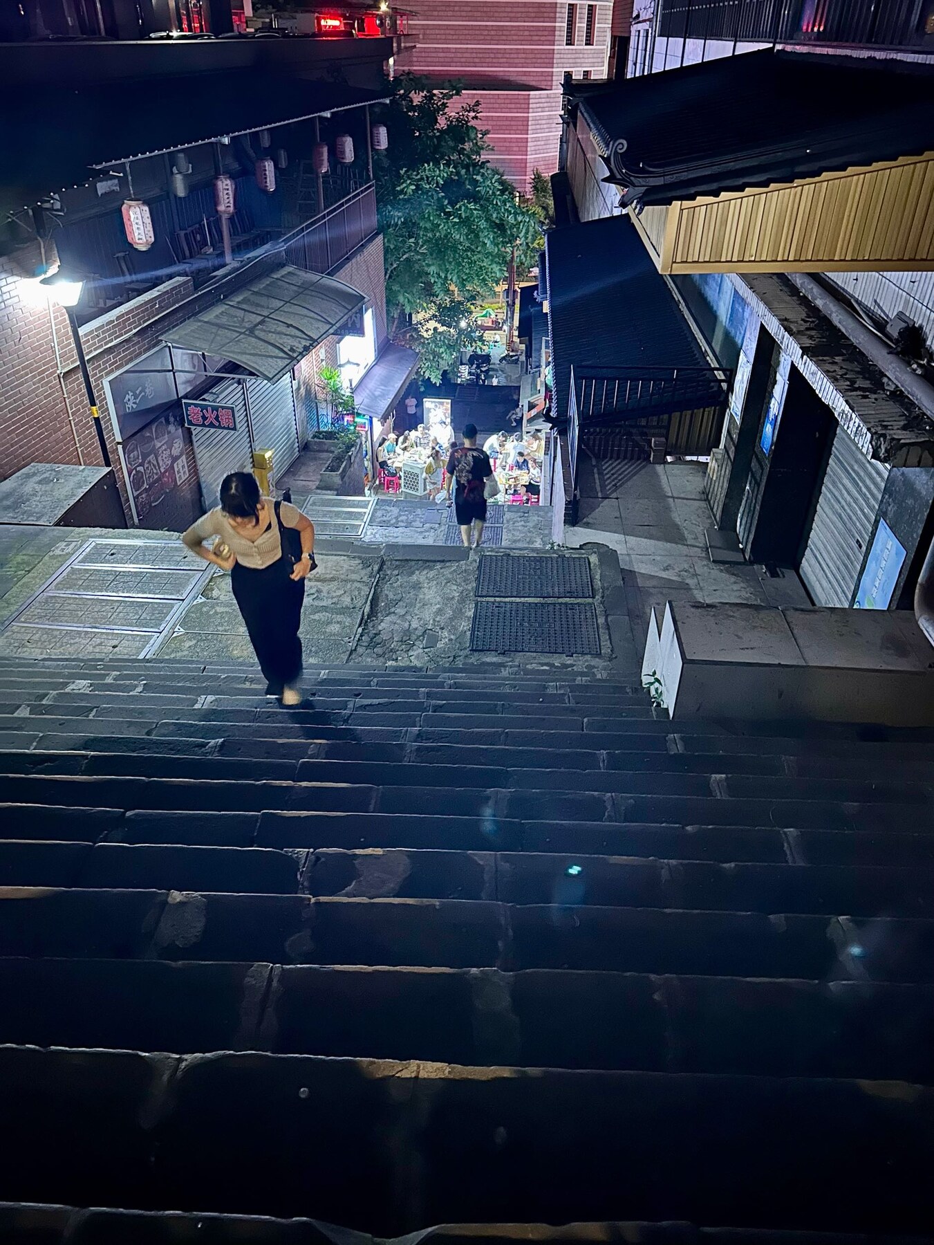 張J走完重慶兩小時立體迷宮後站在百階樓梯前留影