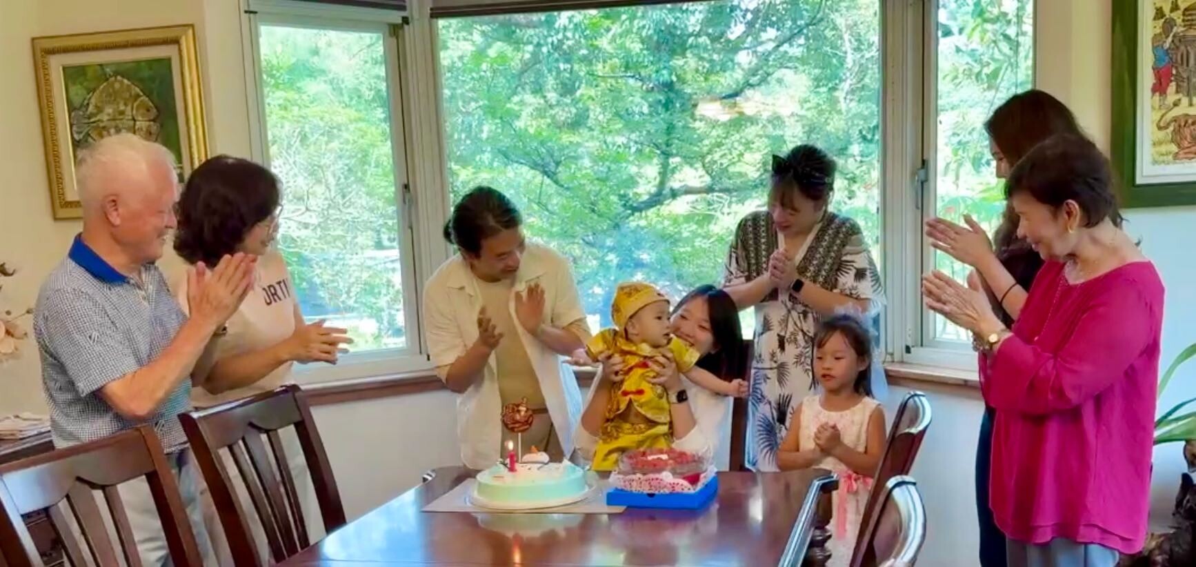家人陪伴兒子完成一歲抓周