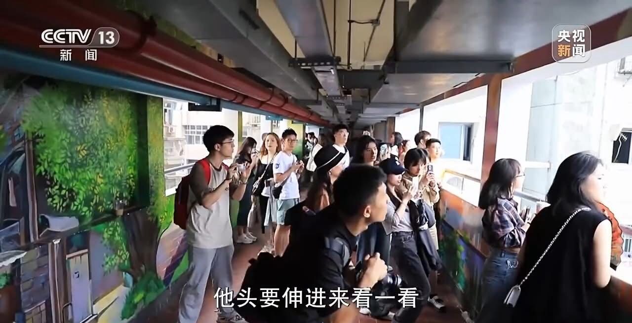 白象居廊道裡遊客與攤商交錯的場景
