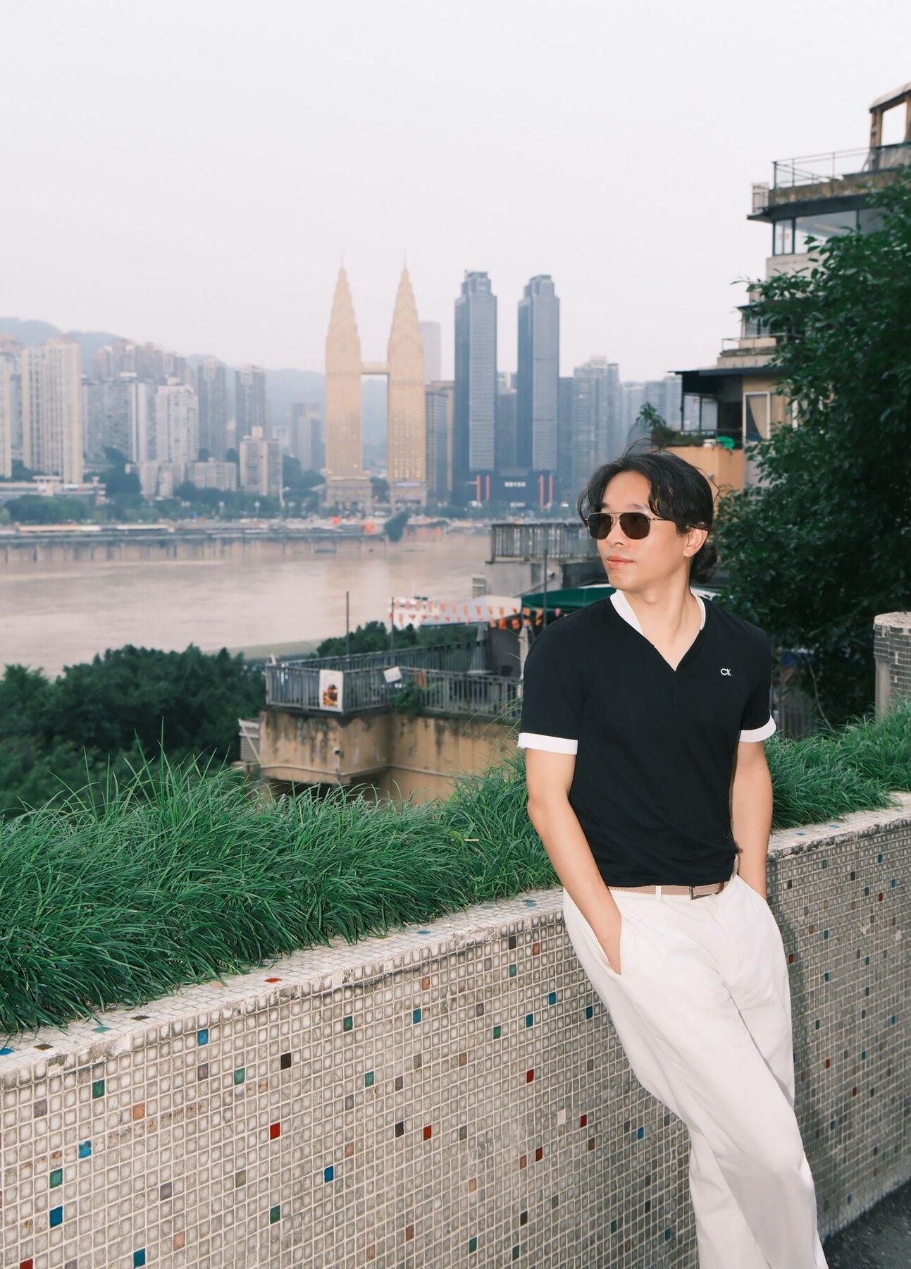 白象居平台遠眺重慶層疊樓宇