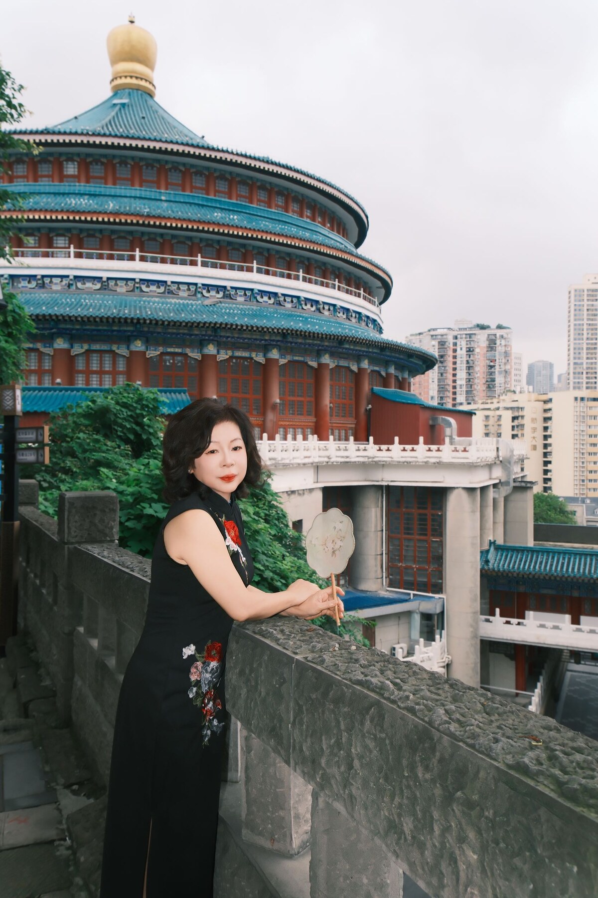 媽媽穿旗袍在重慶人民大禮堂前留影