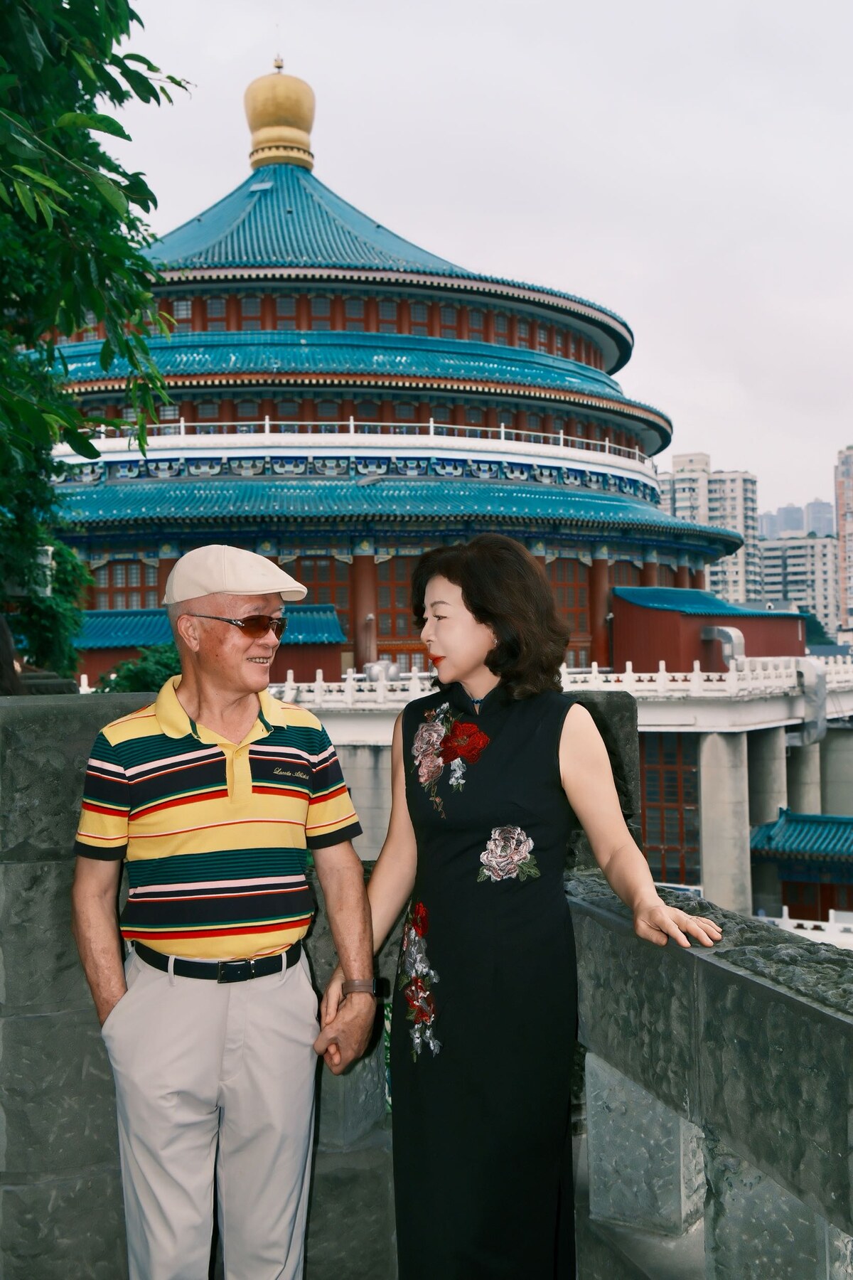 爸爸媽媽在重慶人民大禮堂旅拍合影