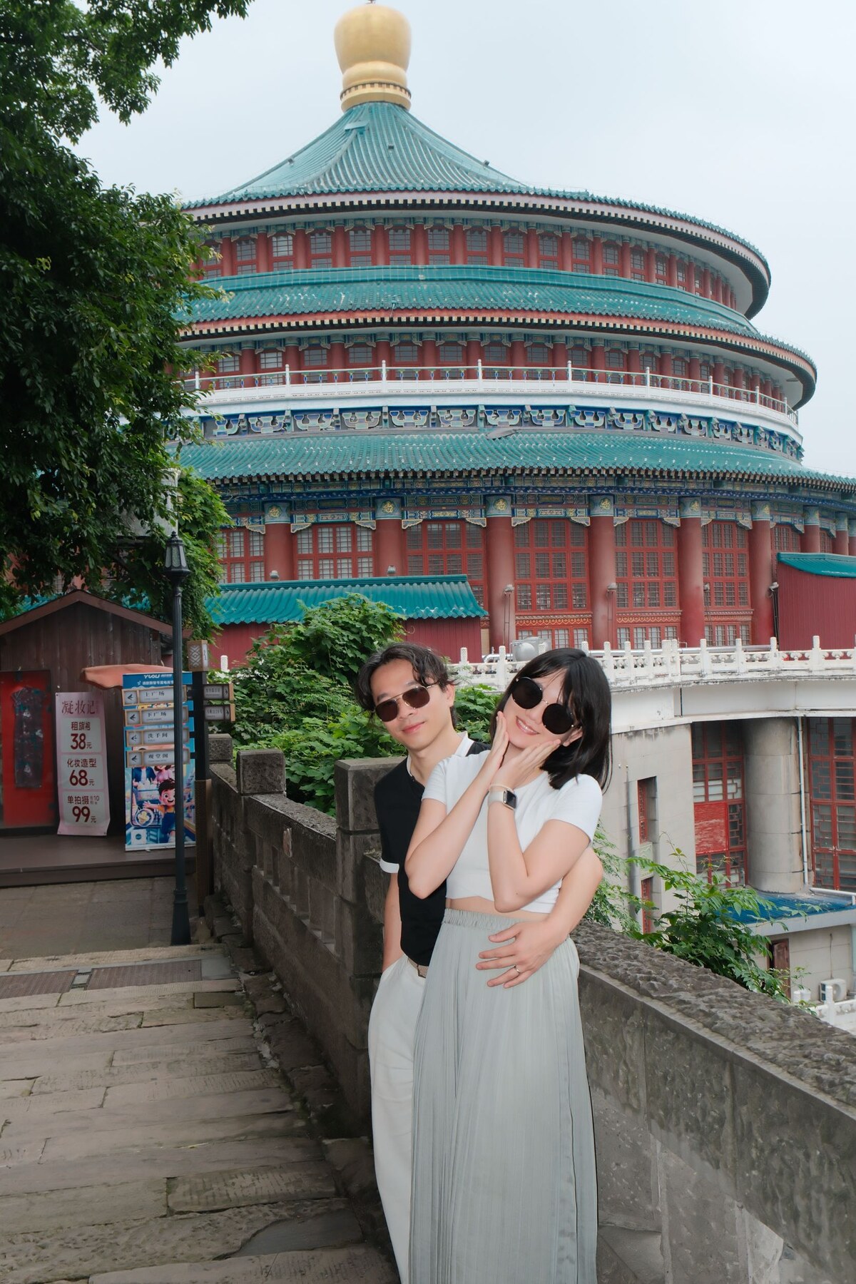家人在重慶人民大禮堂自然旅拍