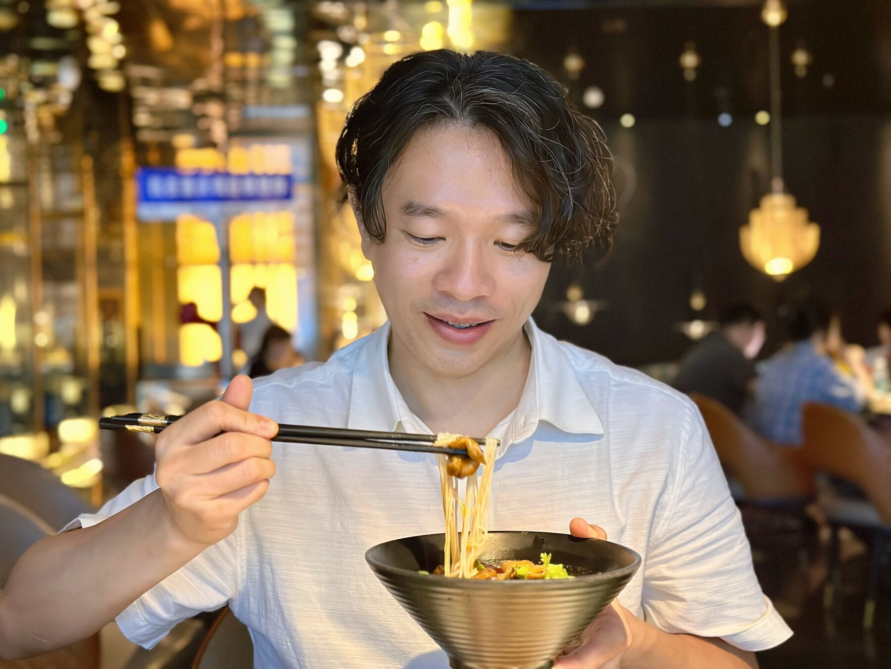 旅人在觀臣足療館品嚐重慶肥腸小麵