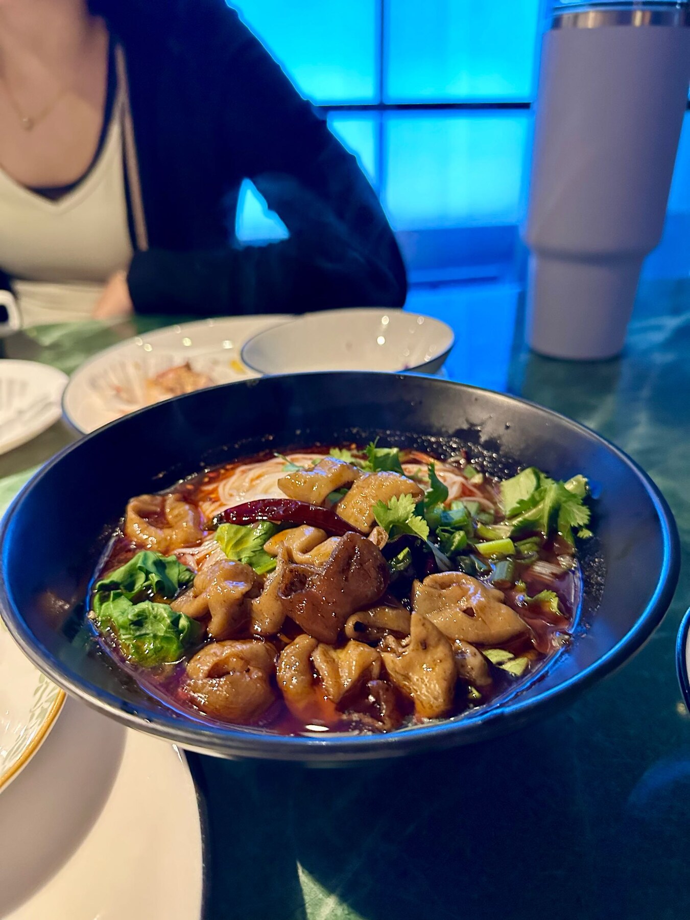 足療館Buffet裡香辣美味的肥腸小麵