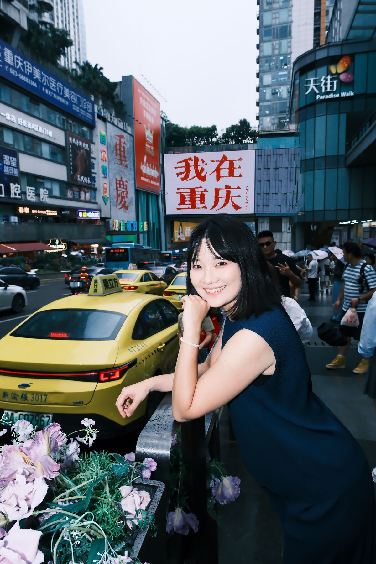 律律在重慶觀音橋我在重慶看板前街拍