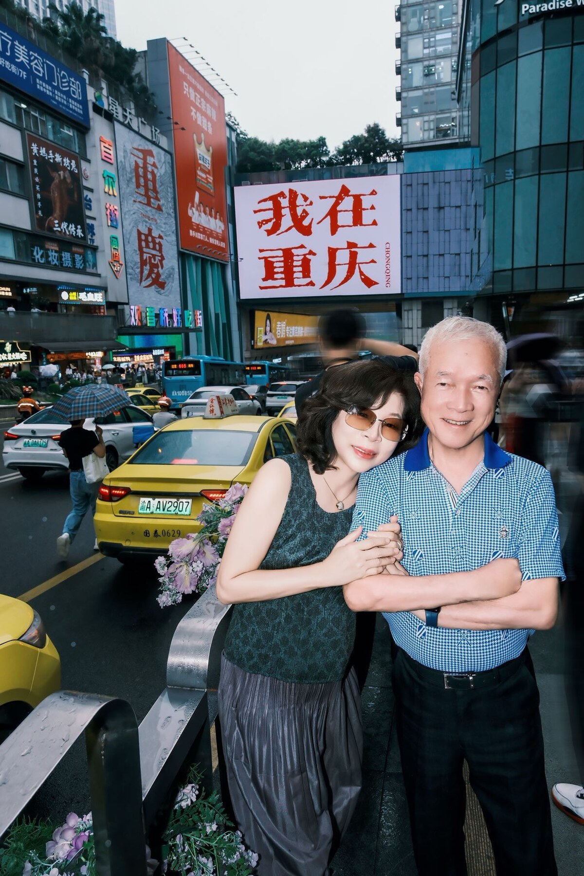 爸媽在重慶觀音橋商圈拍攝時尚街頭照片
