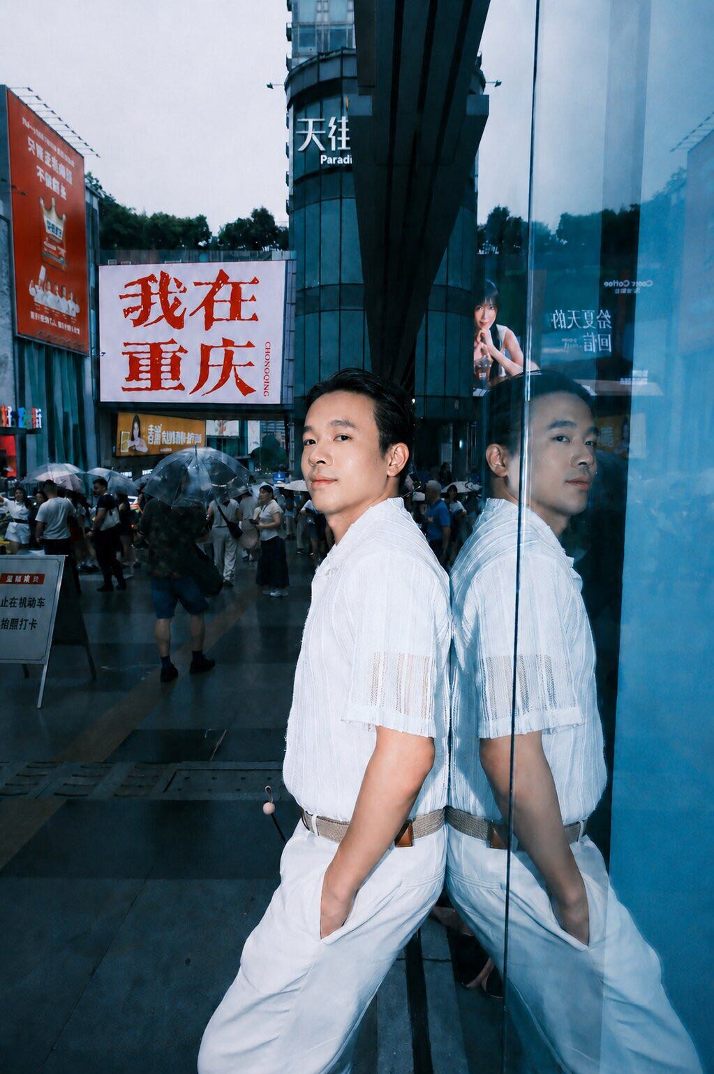張J在觀音橋攝影師引導下擺出率性姿勢