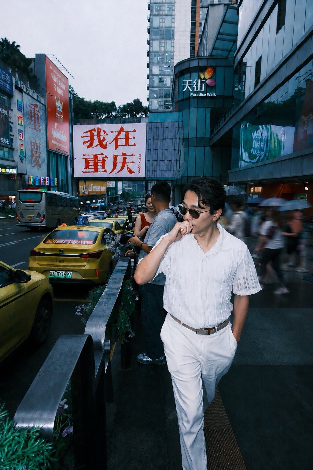 爸爸在重慶街頭拍出充滿行進感的旅行照片