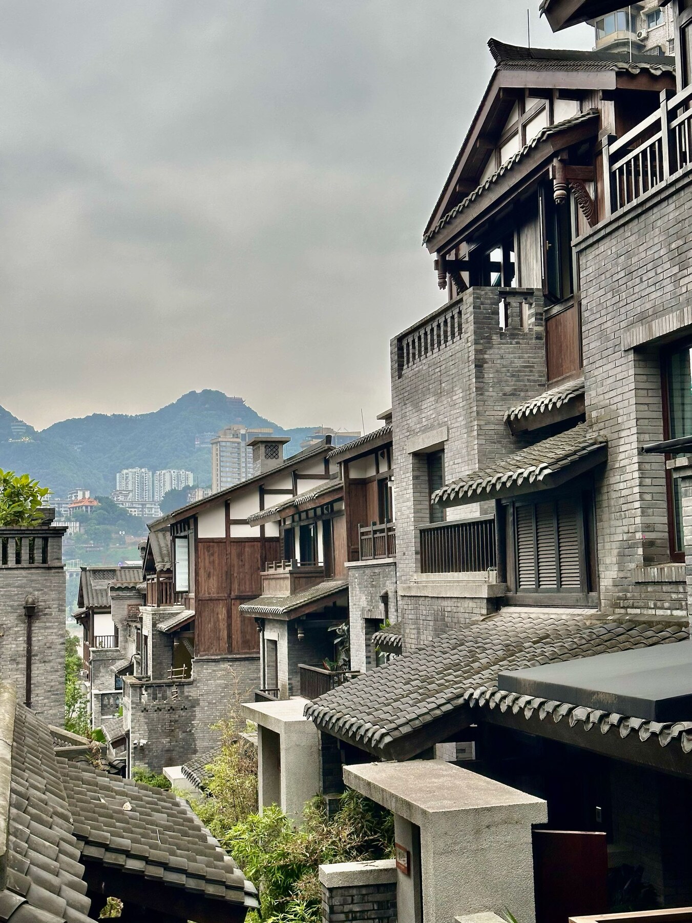 湖廣隱邸周邊灰磚藏青瓦的山城石板路