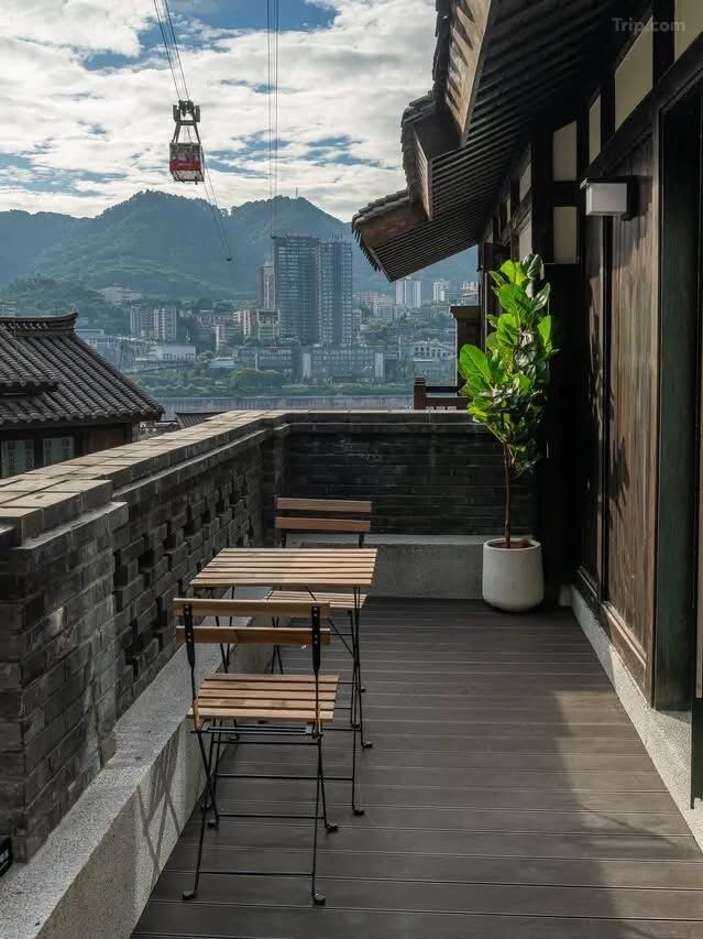 從湖廣隱邸露台眺望長江與重慶城市景觀
