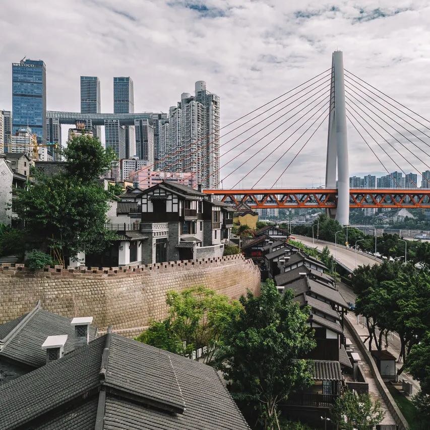 湖廣隱邸遠眺東水門大橋與重慶城市風景