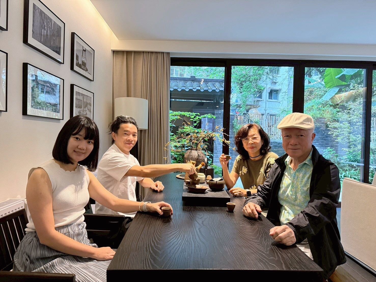 家人在湖廣隱邸庭院裡喝茶休息