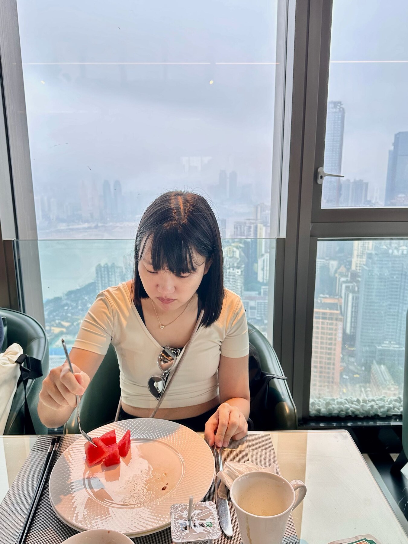 旅人在麥悅酒店高空早餐吧用餐