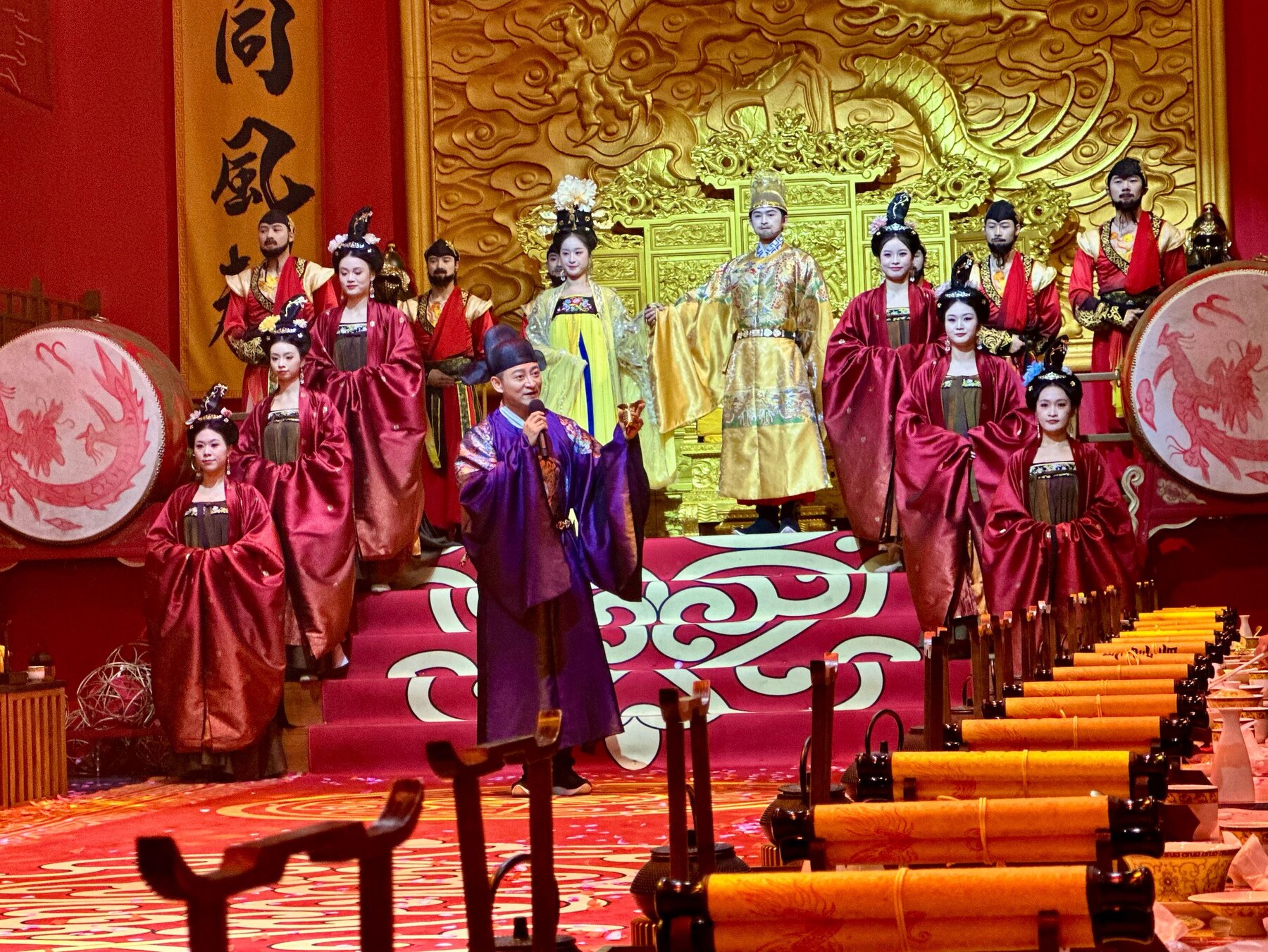 慶渝宴舞台上的大唐皇帝表演