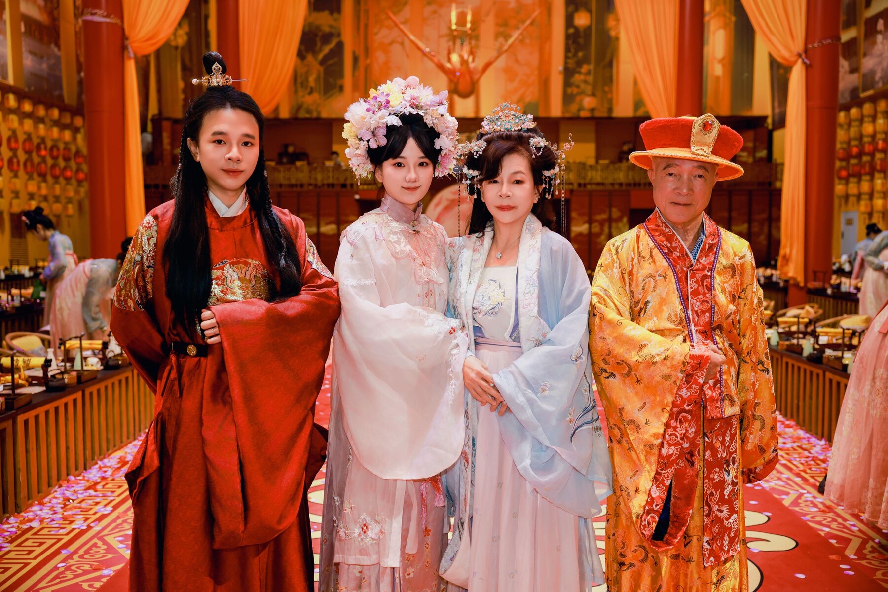 張J一家人在慶渝宴完成古裝妝造合影