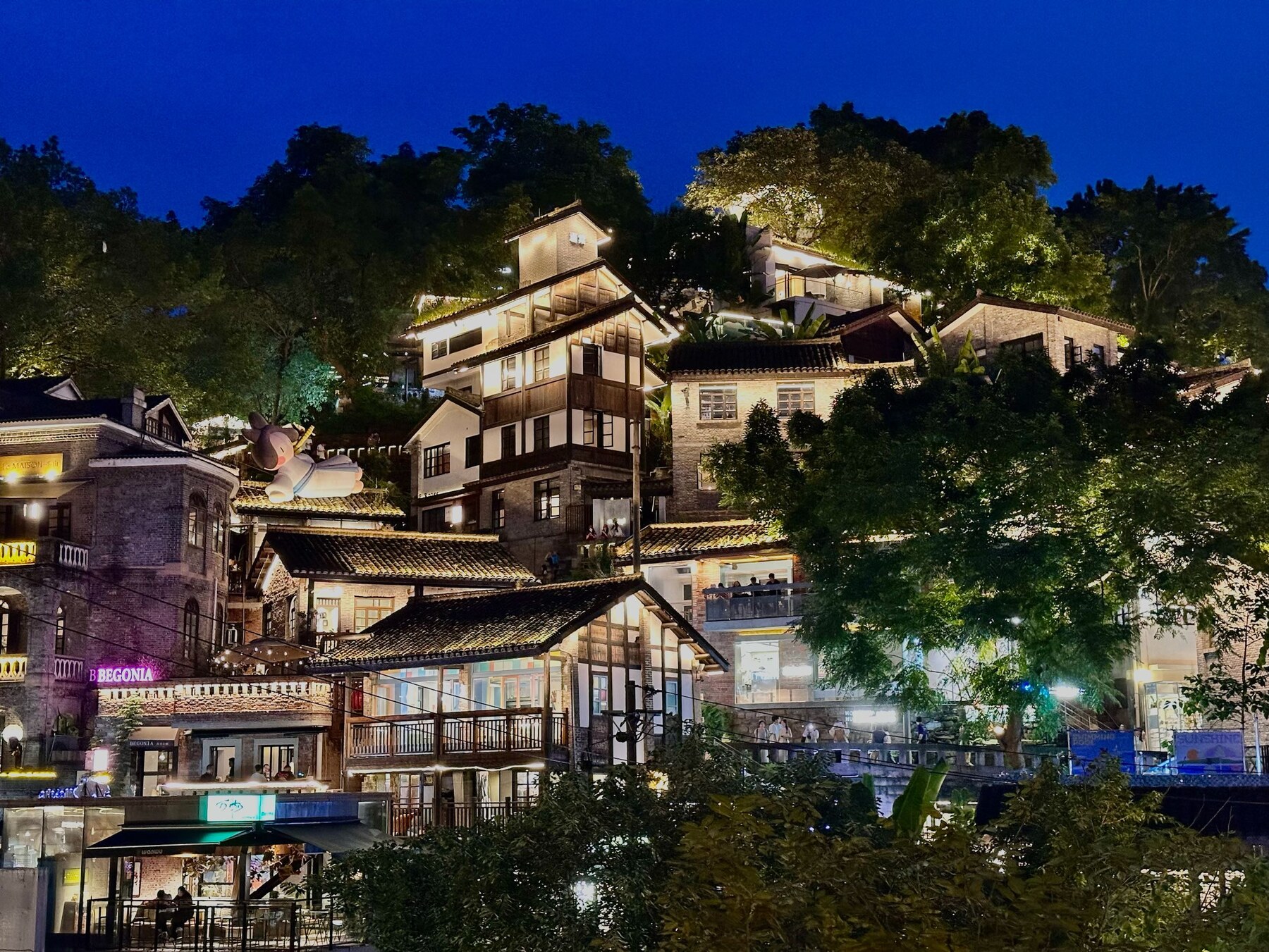 夜色中依山而建、燈火亮起的重慶下浩里
