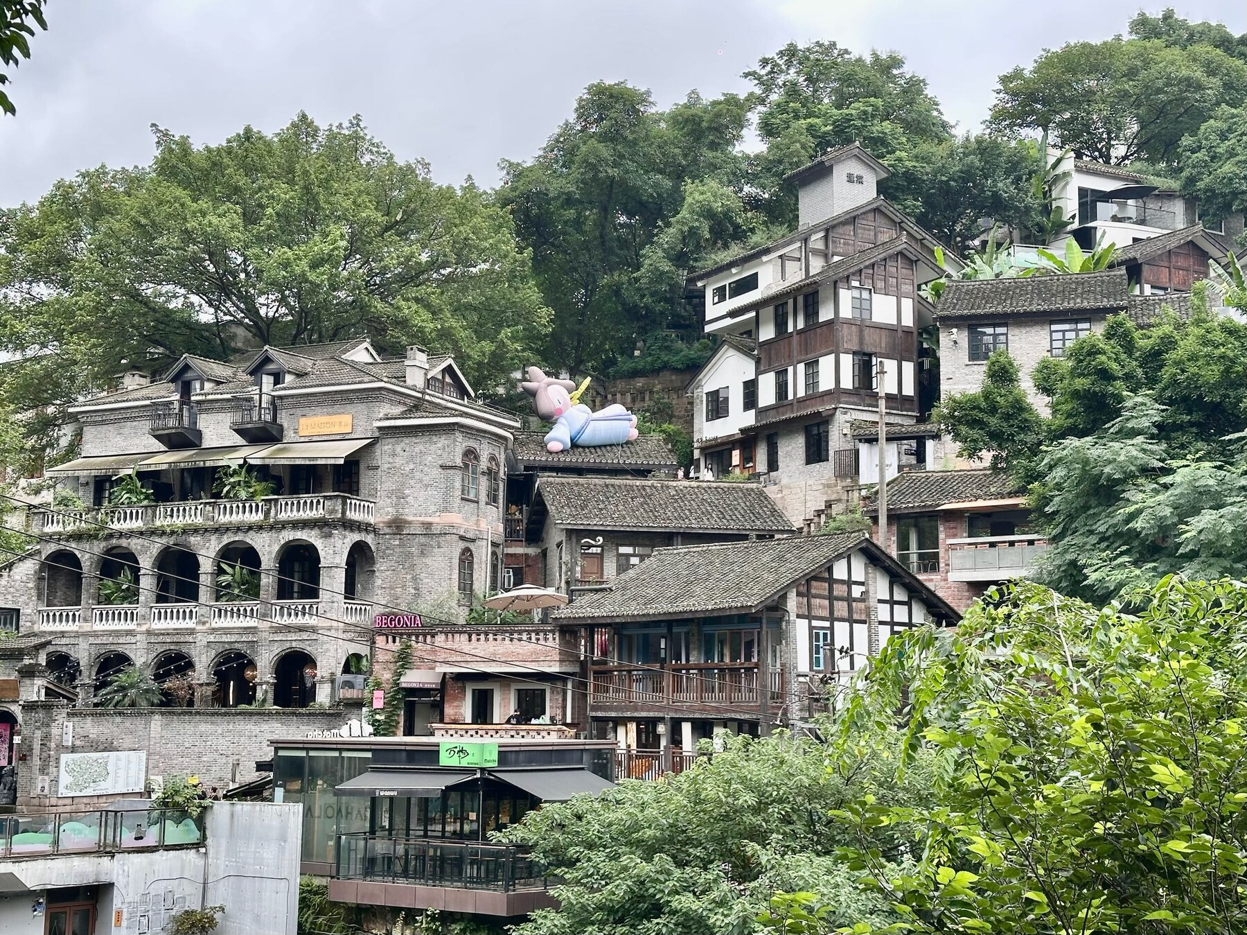 下浩里高低錯落的百年老宅與山城景觀