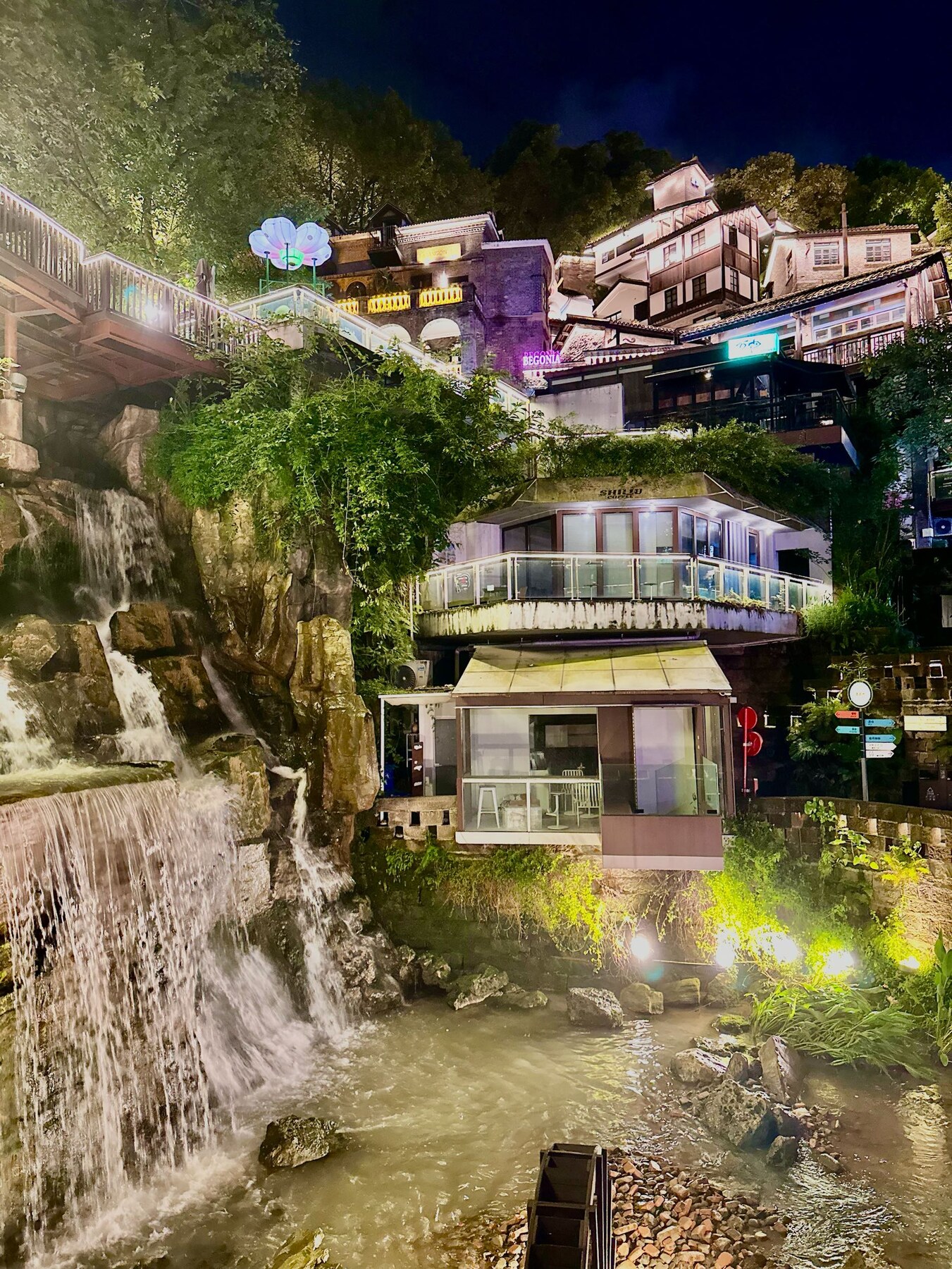 下浩里谷地瀑布與水氣氤氳的街景