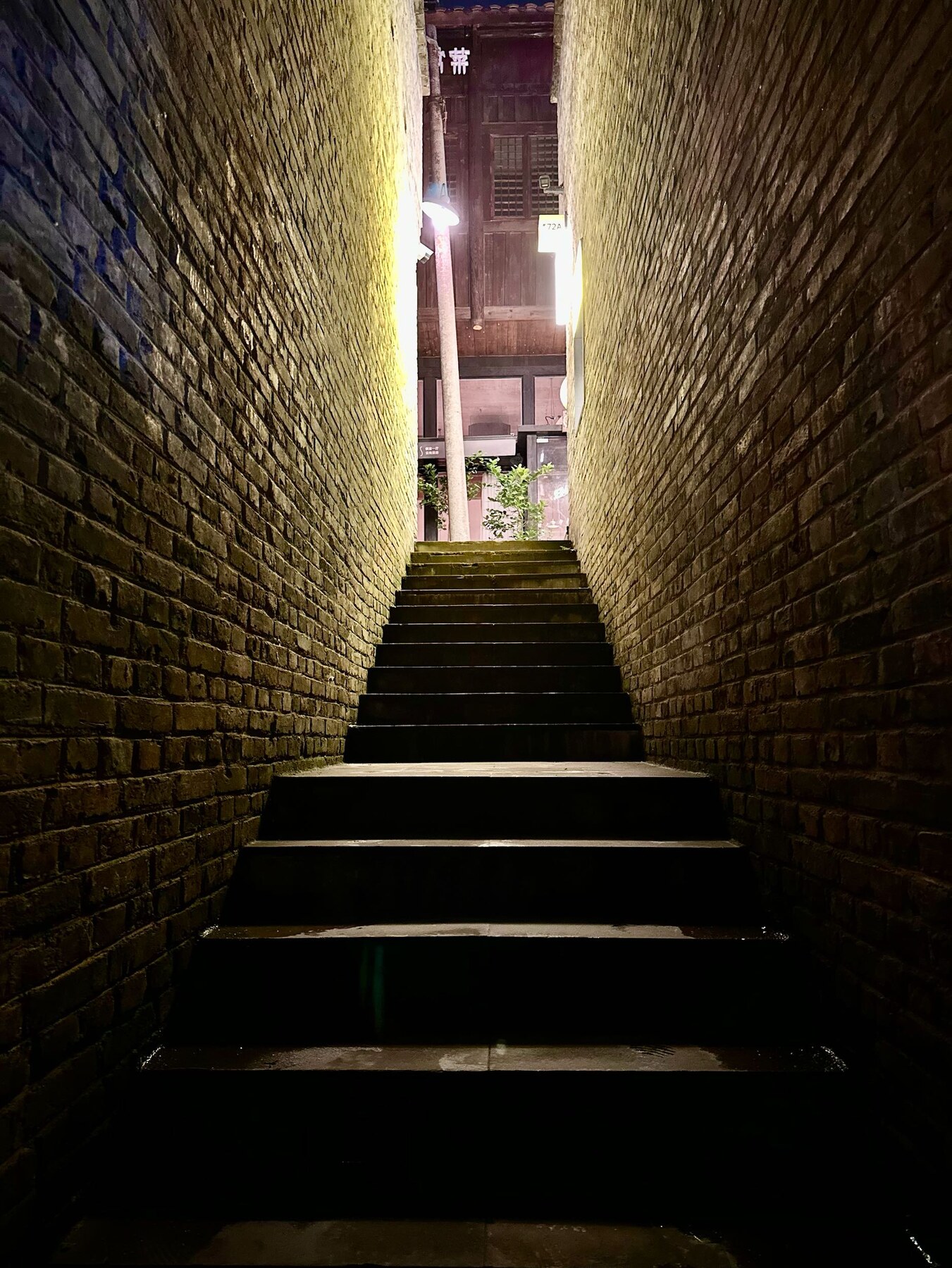 夜色中的下浩里石階巷弄與老宅燈光