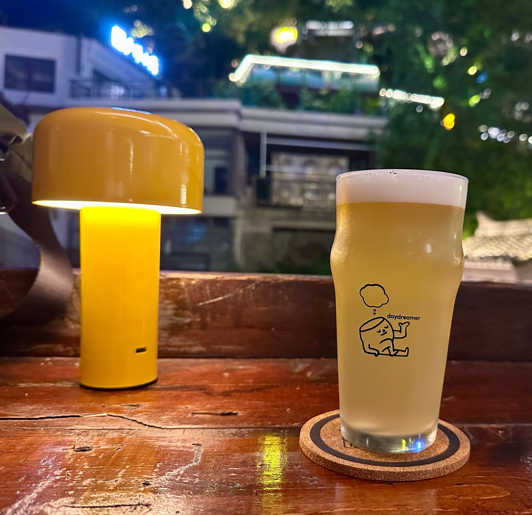 從啤酒館窗邊眺望下浩里夜景