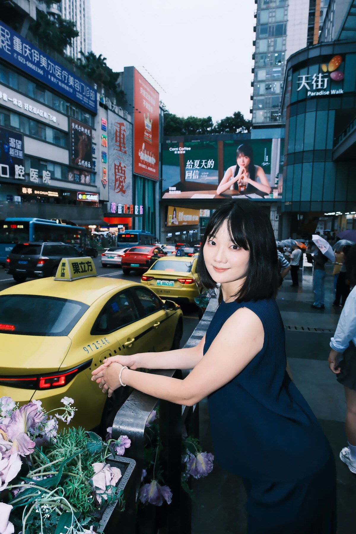 旅人與被稱為黃色法拉利的重慶計程車合影