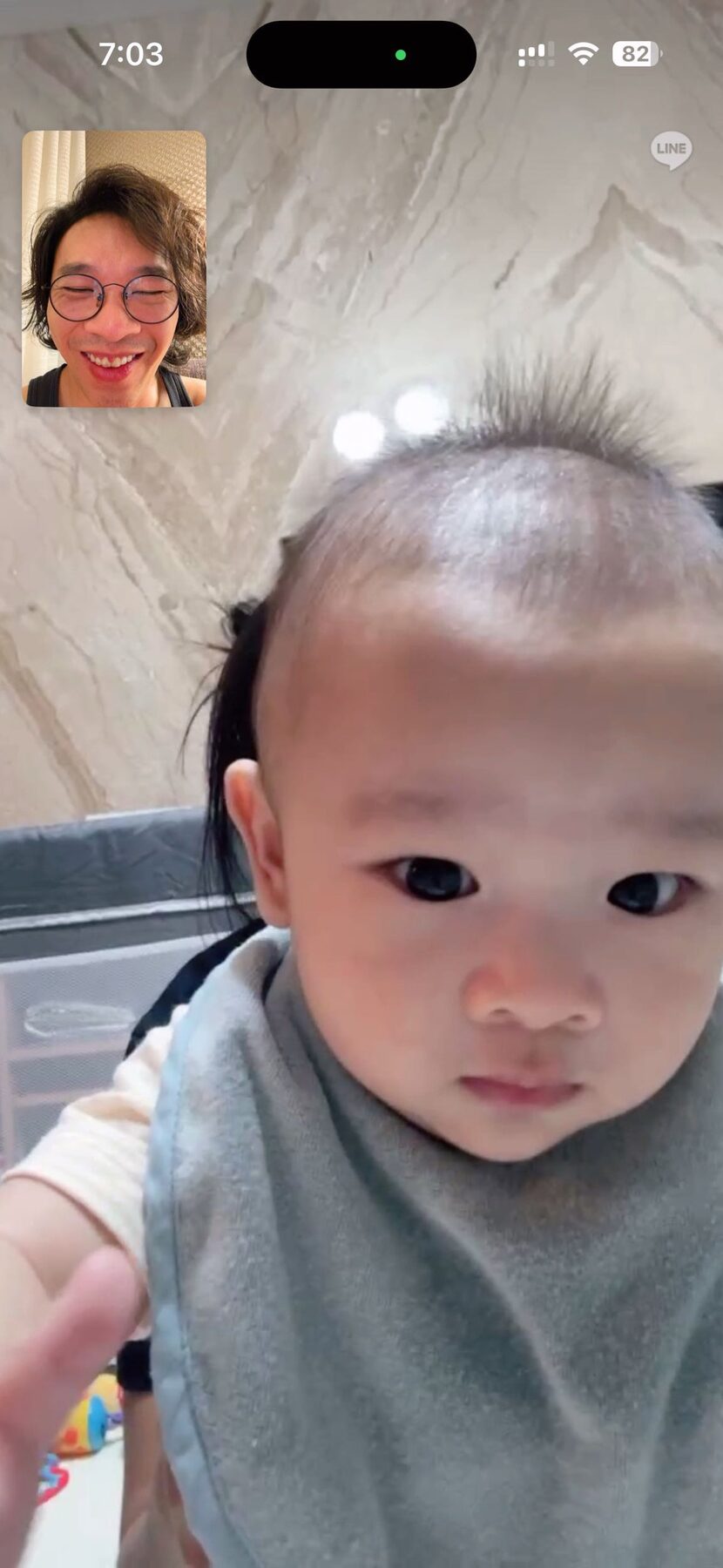 爸爸出國期間與嬰兒越洋視訊