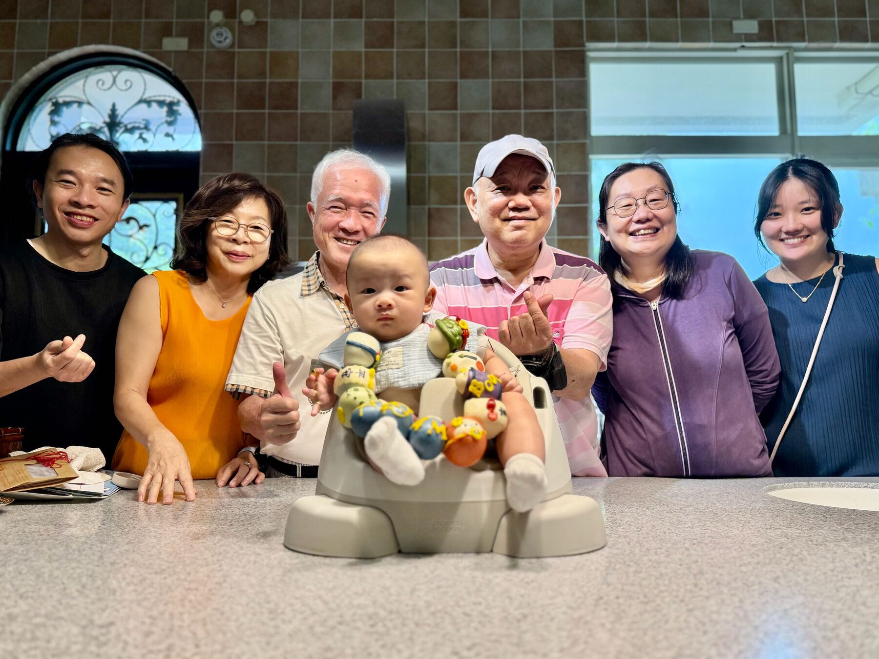 寶寶戴著收涎餅乾接受家人祝福