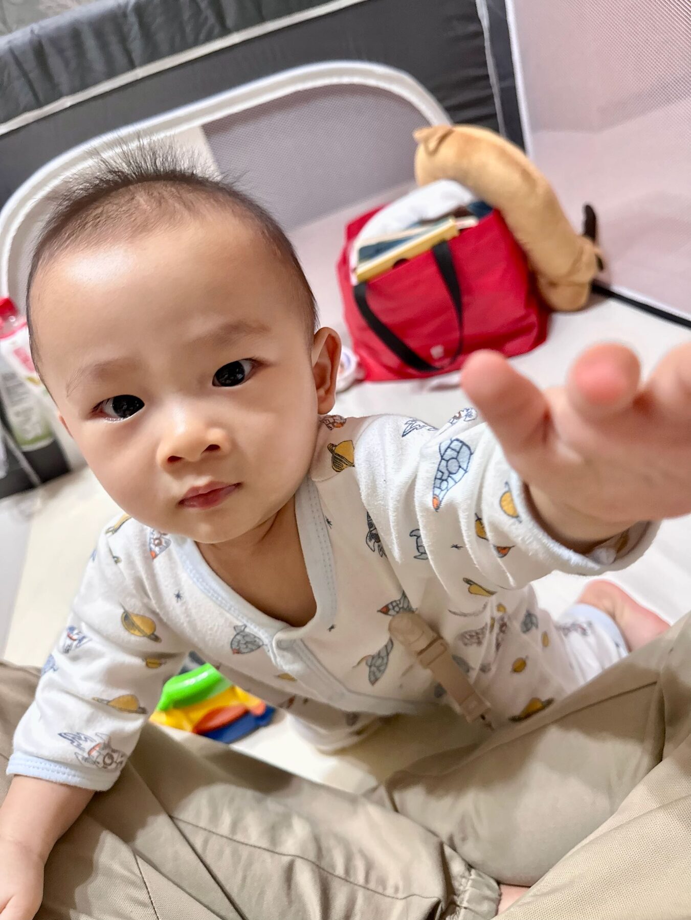 剛學會爬行的嬰兒扶著家具練習站立