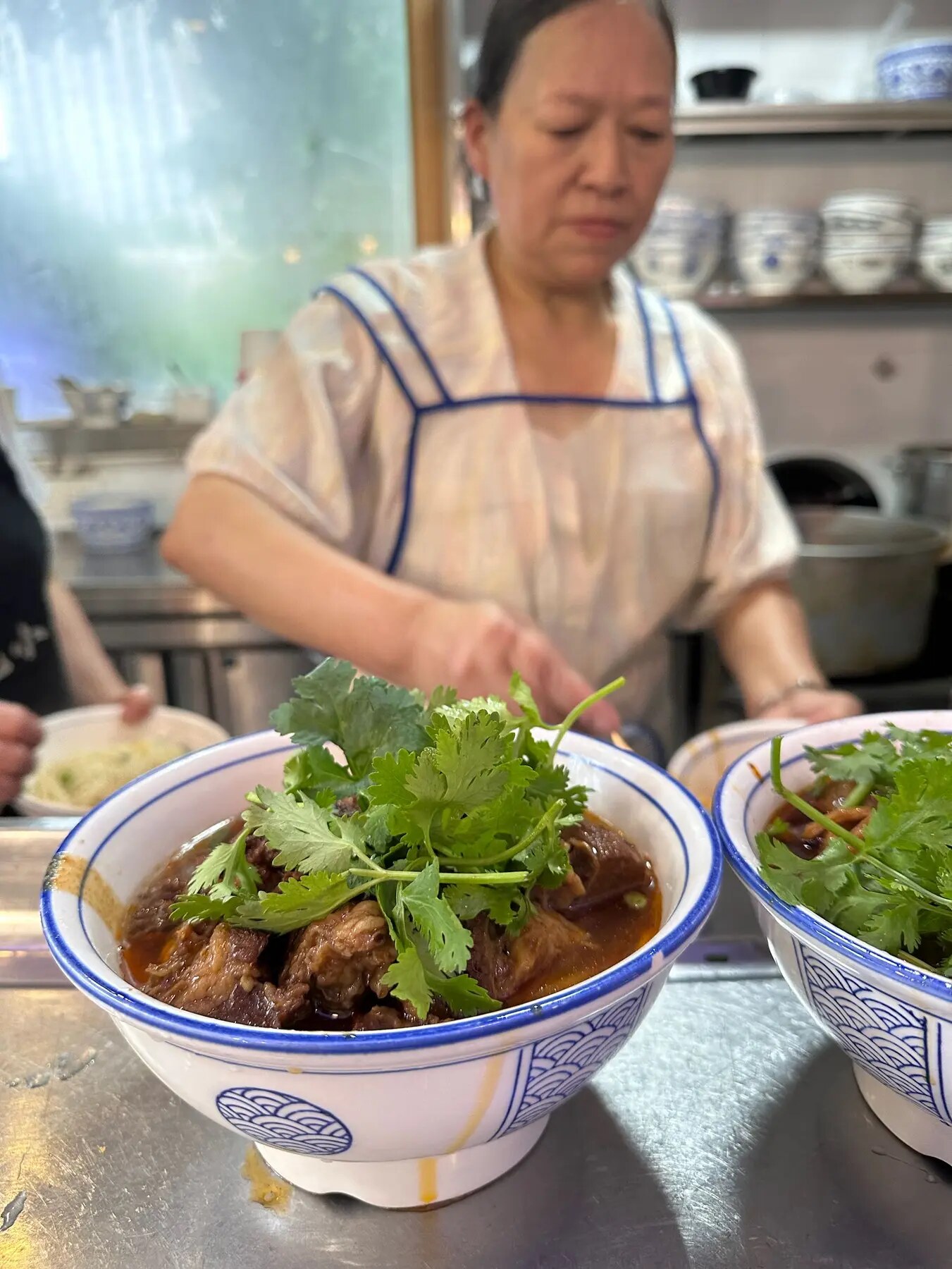 店家老闆在廚房準備重慶小麵