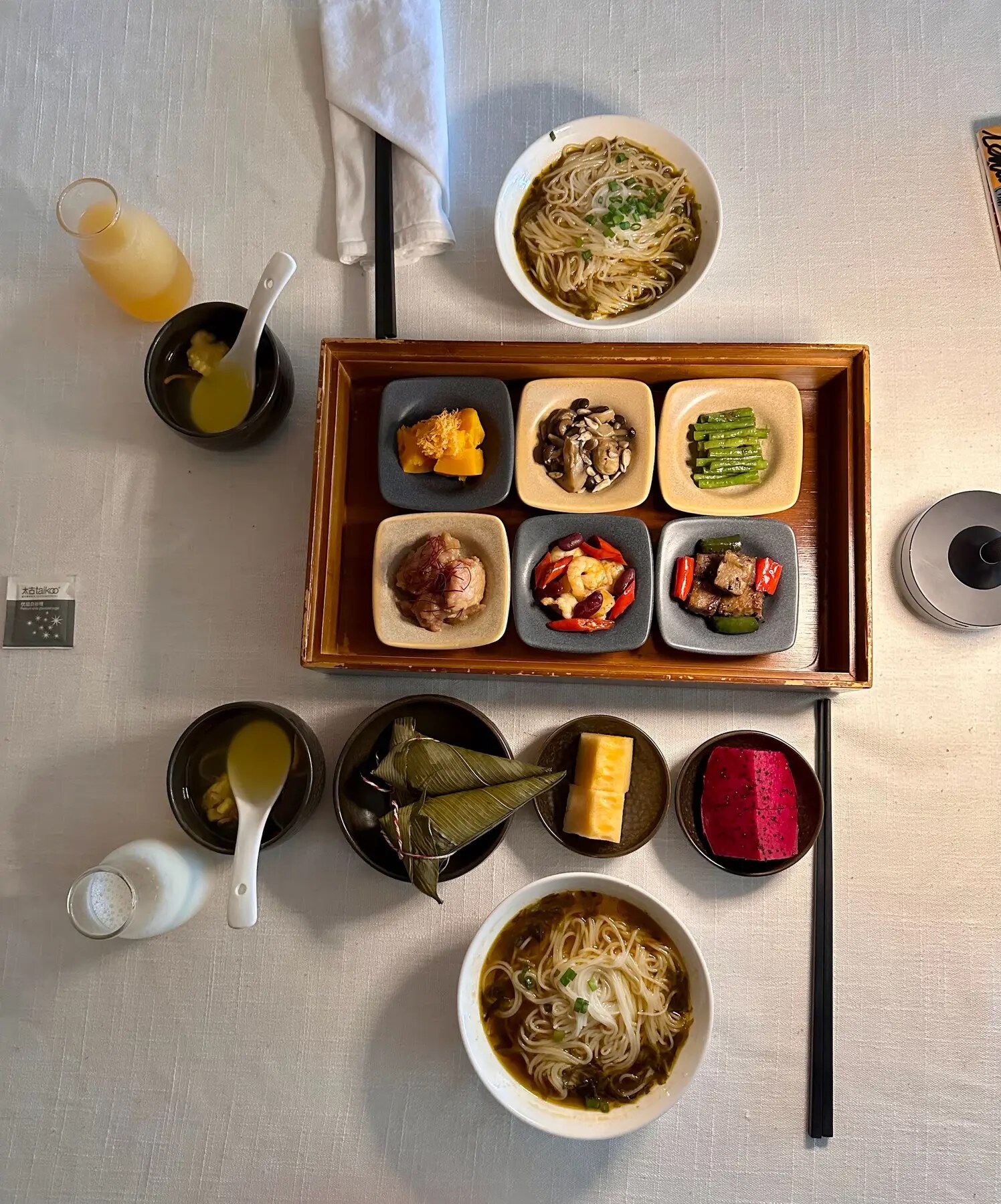 霧嶼山行飯店的早餐與重慶小麵