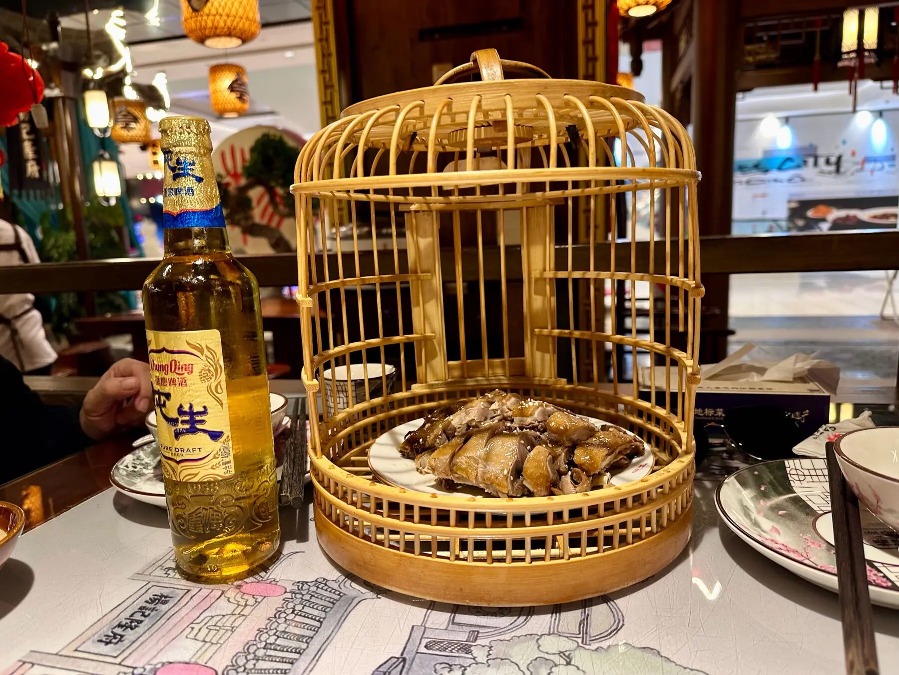 以竹籠盛裝的重慶江湖菜與啤酒