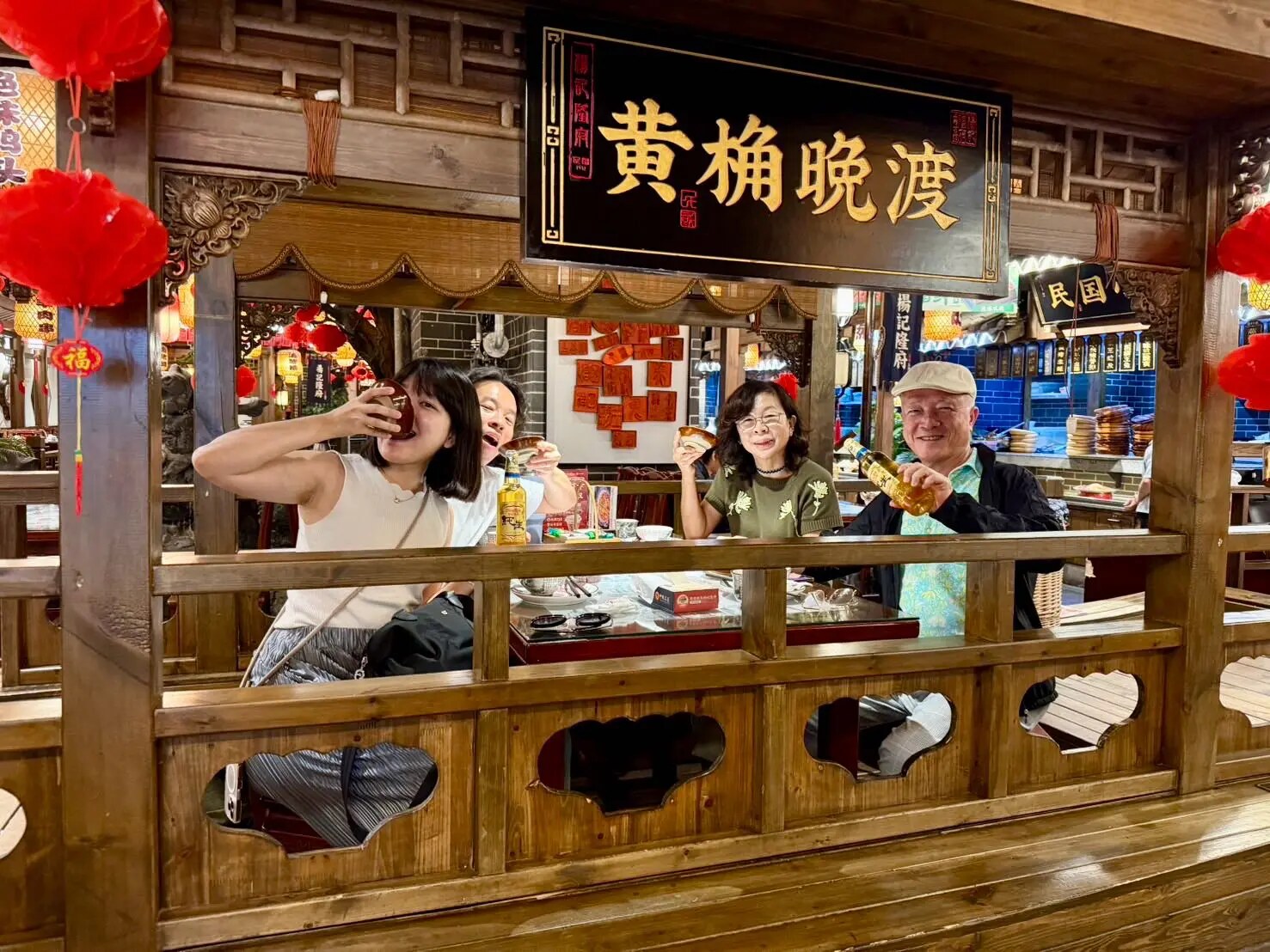 家人在楊記隆府來福士店用餐合影