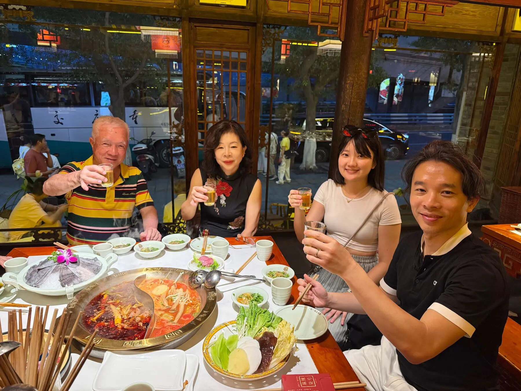 家人在重慶老火鍋餐廳用餐