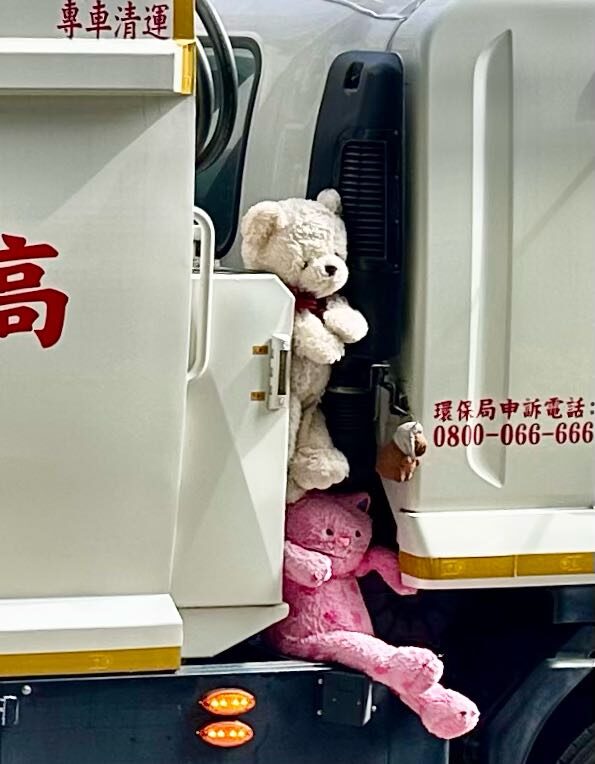 垃圾車上的乾淨布偶裝飾