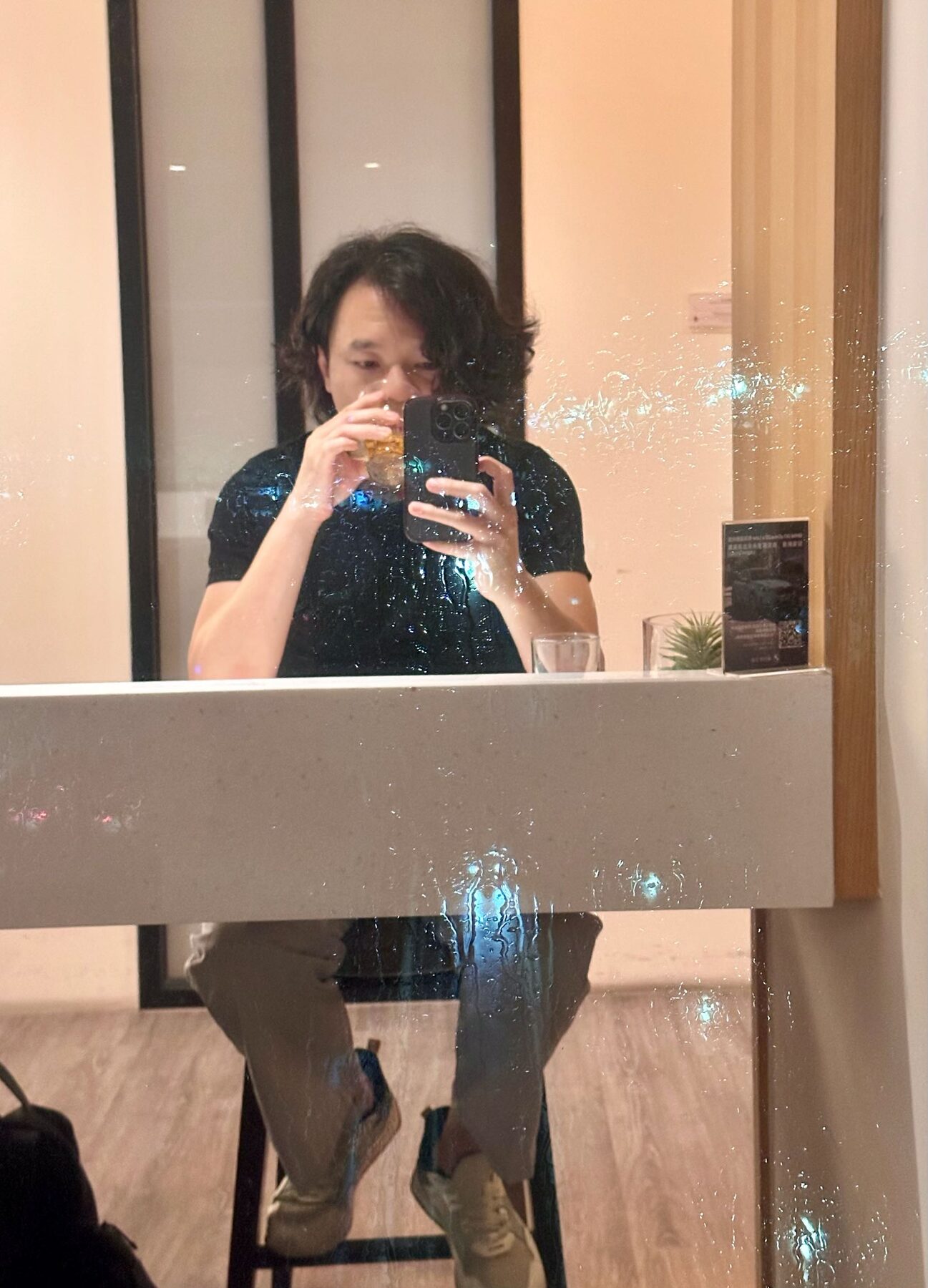離家旅行的爸爸惦記著家中孩子