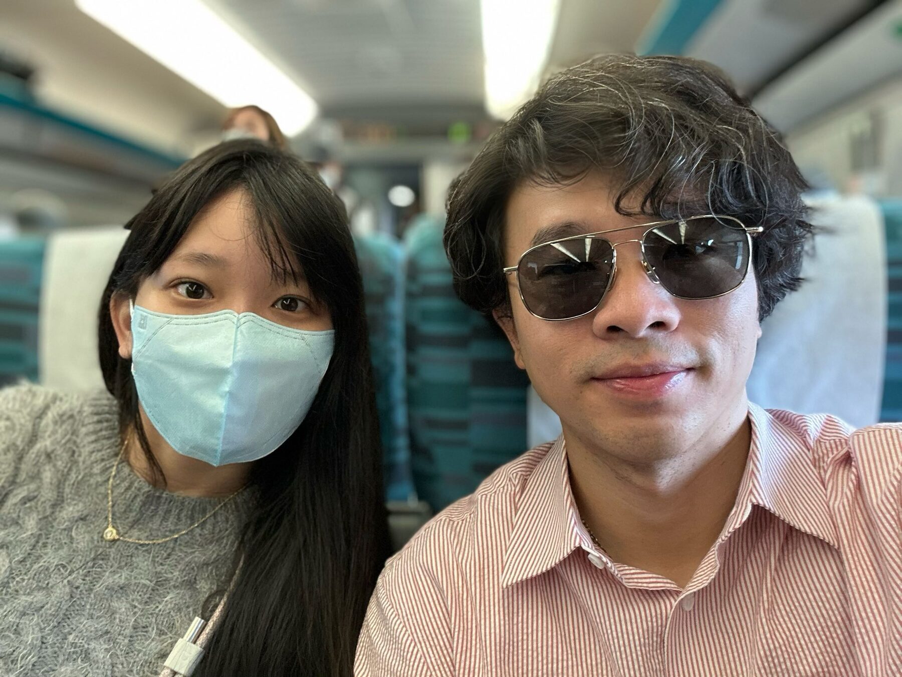 成為父母前夫妻從容搭乘高鐵的合照