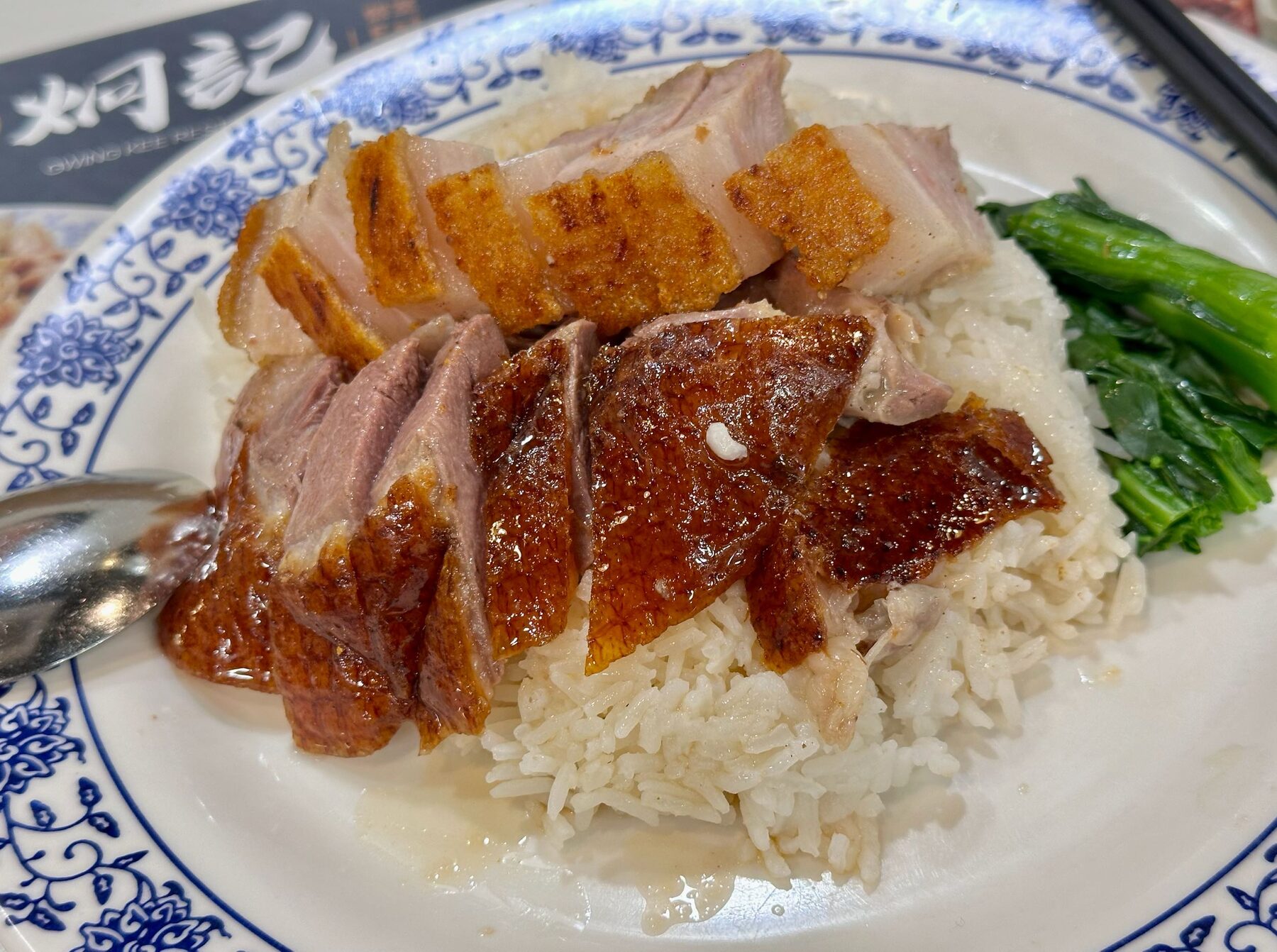 炯記燒味的燒鵝與脆皮燒肉飯