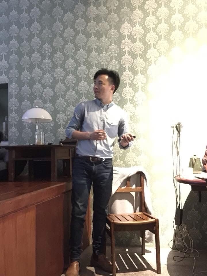 作者拖著行李箱展開新書環島分享