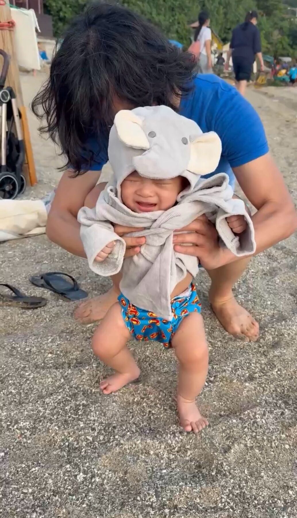嬰兒第一次在小灣沙灘玩沙