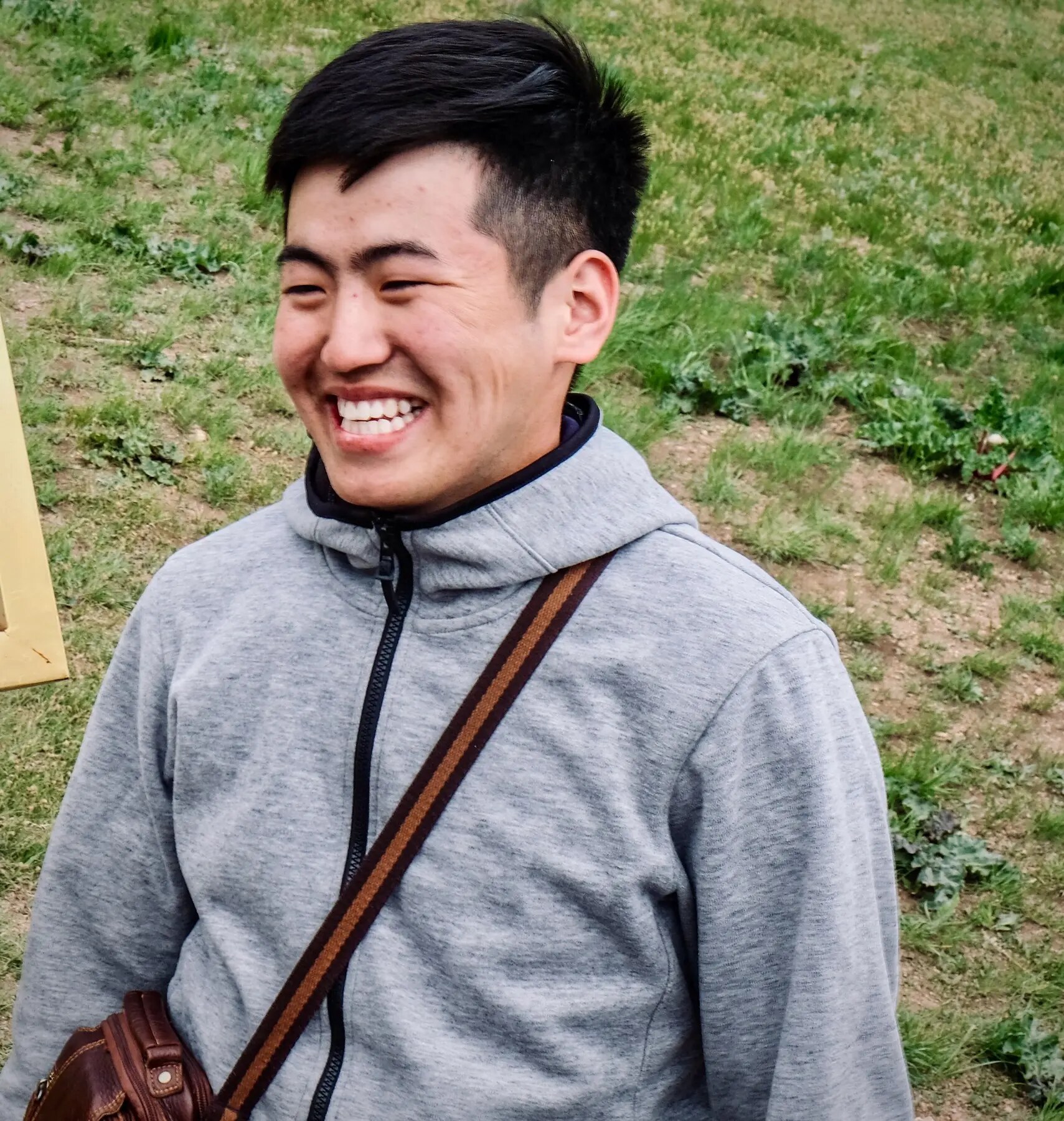 19歲蒙古嚮導蘇在草原上微笑
