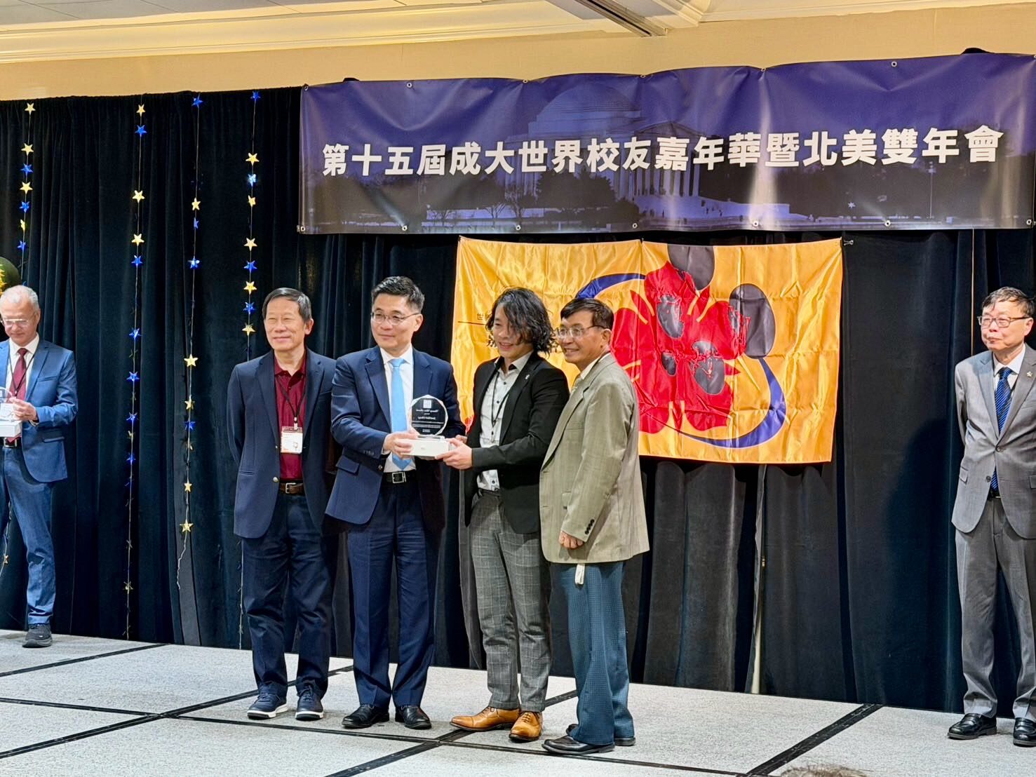 從成大校長手中接過默默耕耘獎