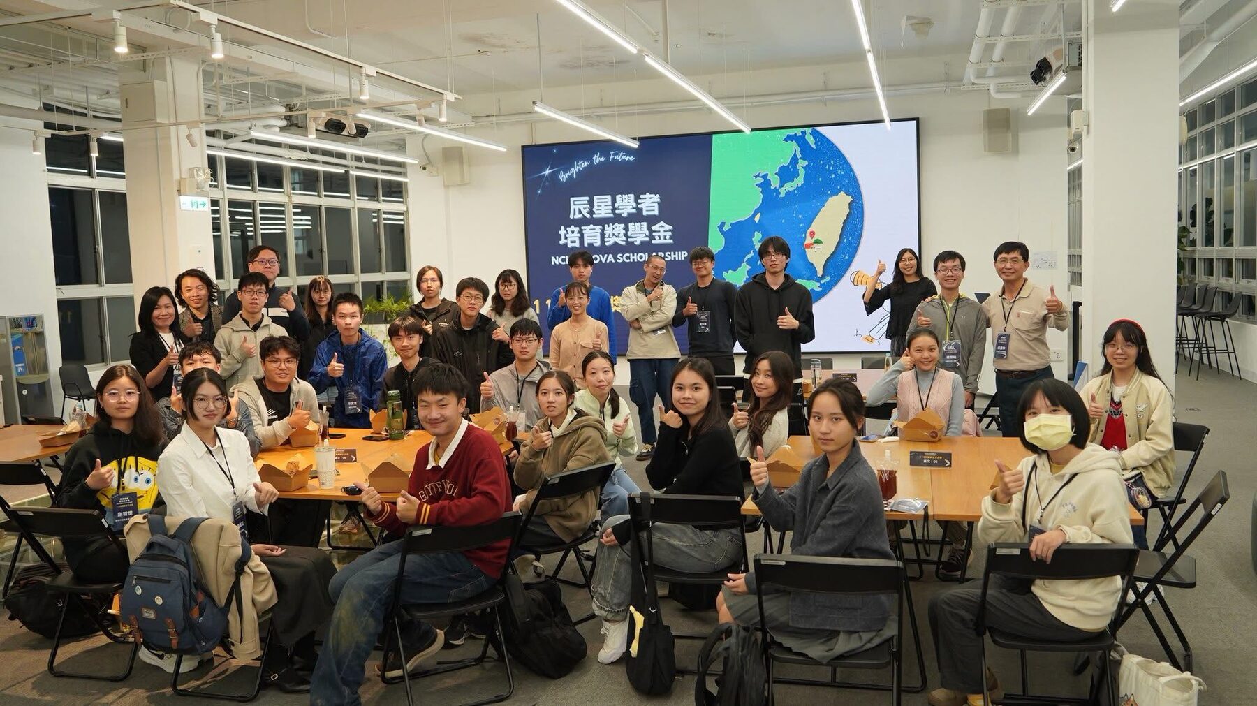 成大辰星獎學金師生與校友合照