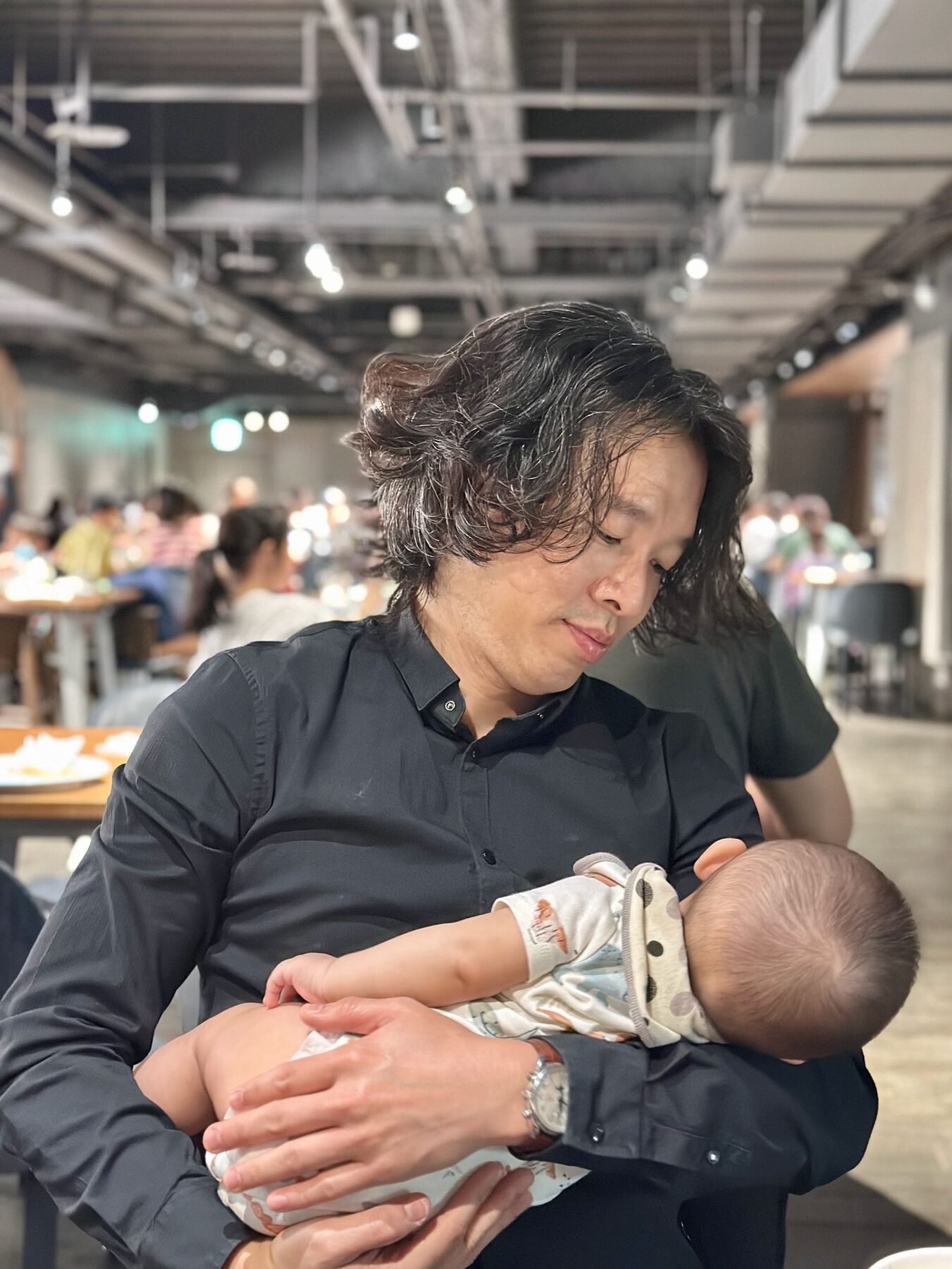 爸爸抱著嬰兒面對育兒疲憊與幸福