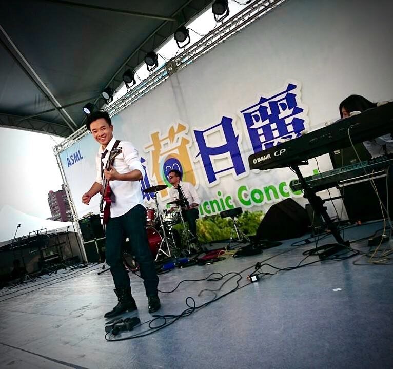 仍在正職工作時參加公司家庭日表演的作者