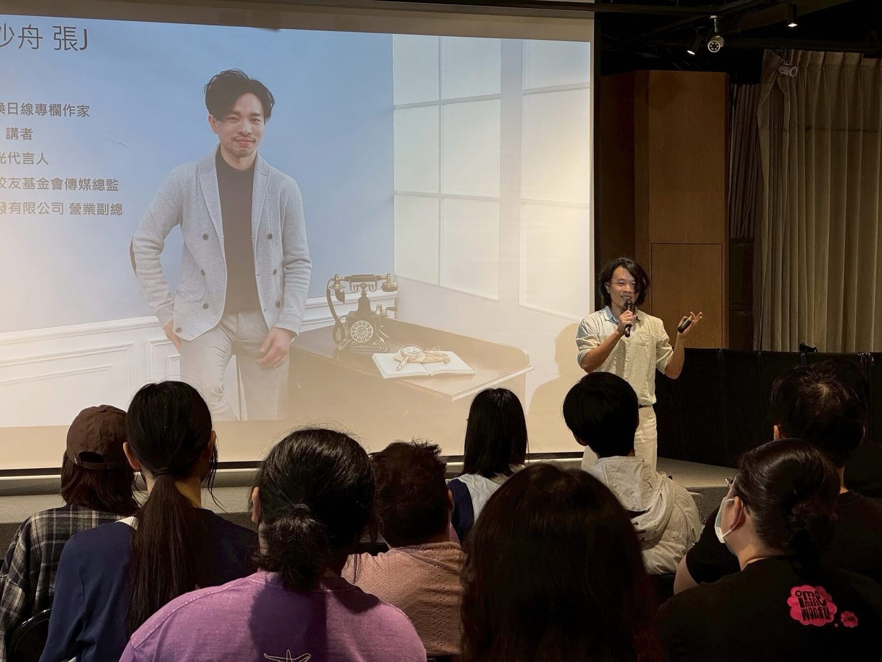 台灣作家與法國漫畫家在高雄駁二共同演講